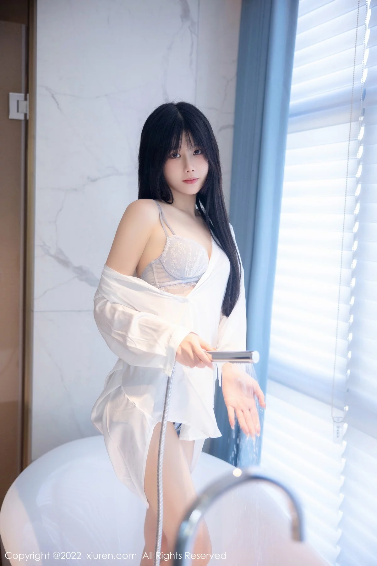 [[XiuRen秀人网]秀人网]No.5909_模特77qiqi私房浴室脱性感白T露浅蓝色蕾丝内衣迷人诱惑写真85P