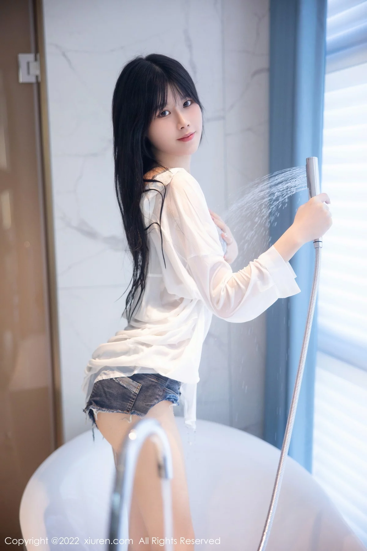 [[XiuRen秀人网]秀人网]No.5909_模特77qiqi私房浴室脱性感白T露浅蓝色蕾丝内衣迷人诱惑写真85P