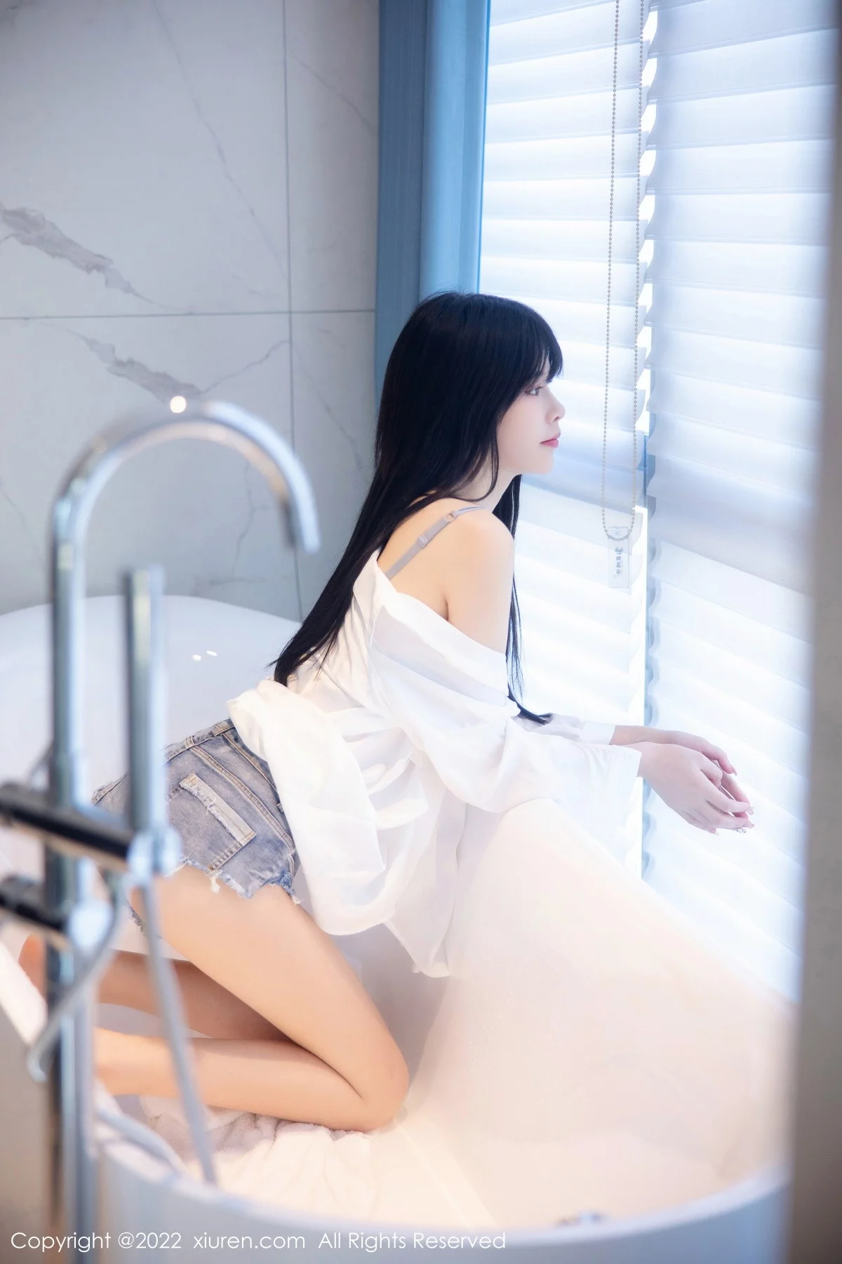 [[XiuRen秀人网]秀人网]No.5909_模特77qiqi私房浴室脱性感白T露浅蓝色蕾丝内衣迷人诱惑写真85P