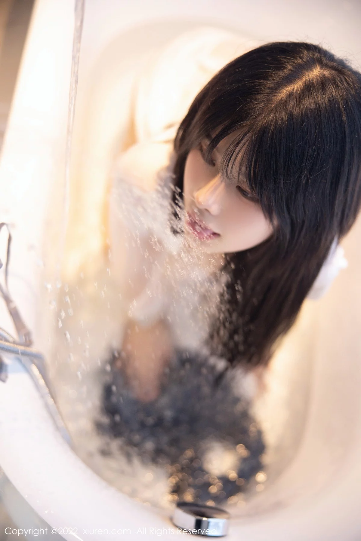 [[XiuRen秀人网]秀人网]No.5909_模特77qiqi私房浴室脱性感白T露浅蓝色蕾丝内衣迷人诱惑写真85P