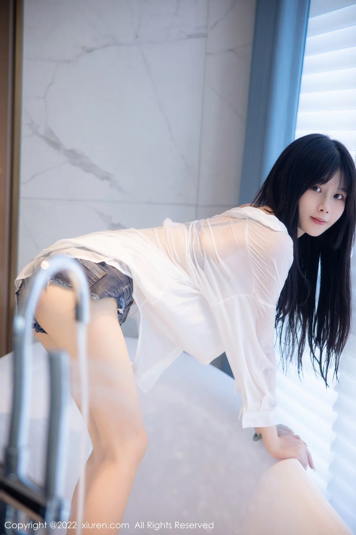 [[XiuRen秀人网]秀人网]No.5909_模特77qiqi私房浴室脱性感白T露浅蓝色蕾丝内衣迷人诱惑写真85P