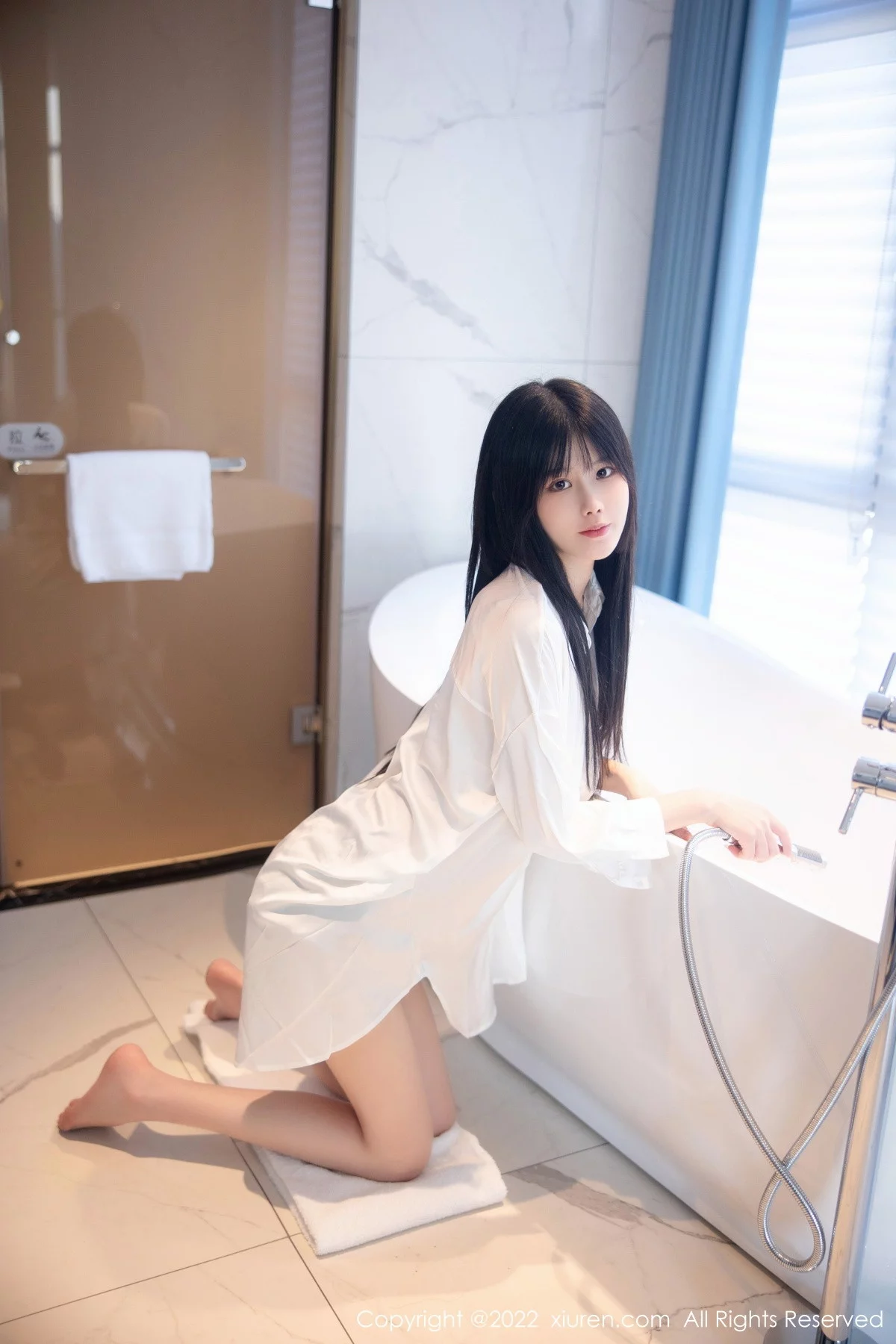 [[XiuRen秀人网]秀人网]No.5909_模特77qiqi私房浴室脱性感白T露浅蓝色蕾丝内衣迷人诱惑写真85P