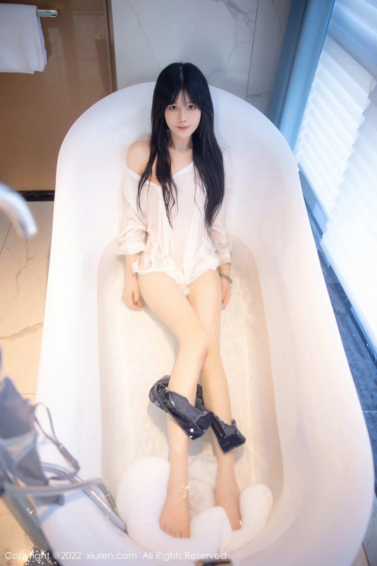 [[XiuRen秀人网]秀人网]No.5909_模特77qiqi私房浴室脱性感白T露浅蓝色蕾丝内衣迷人诱惑写真85P