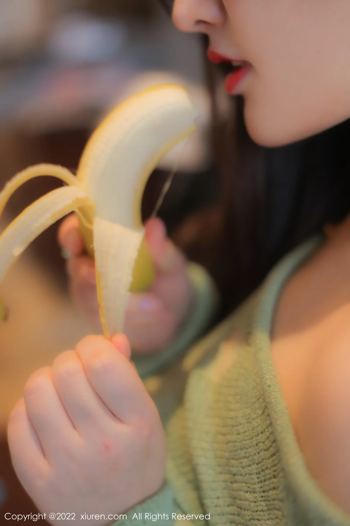 [[XiuRen秀人网]秀人网]No.5919_模特诗诗kiki绿灰上衣配超短牛仔裤半脱秀惹火身段极致诱惑写真79P