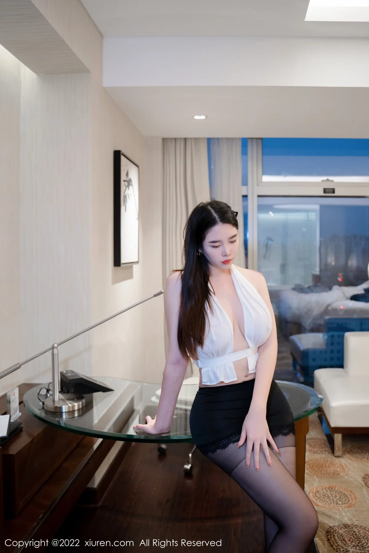 [[XiuRen秀人网]秀人网]No.5917_模特樱桃小犊子性感白色上衣配黑短裙露超薄黑丝极致魅惑写真48P