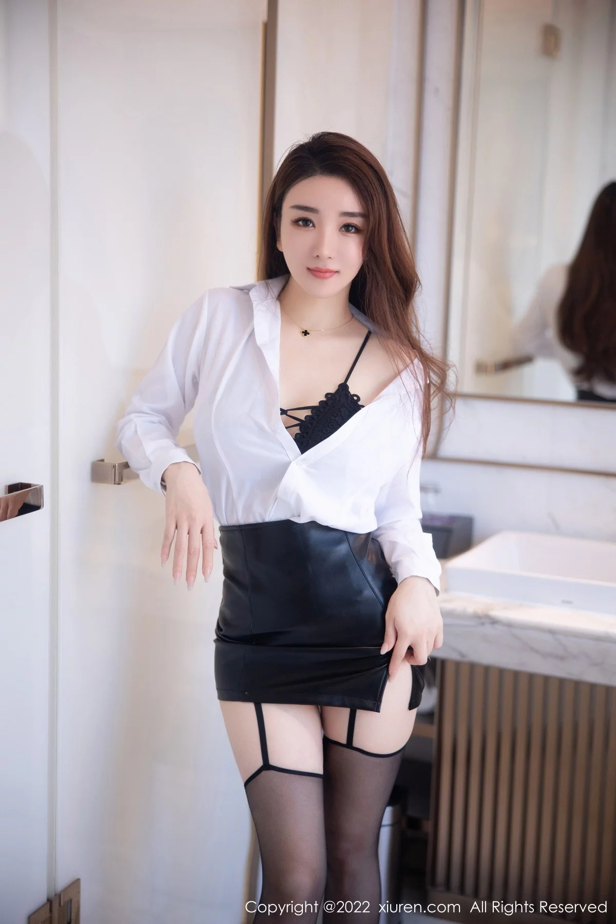 [[XiuRen秀人网]秀人网]No.5916_模特雨儿1494性感白T配黑皮短裙露黑色内衣黑丝吊裙魅惑写真74P