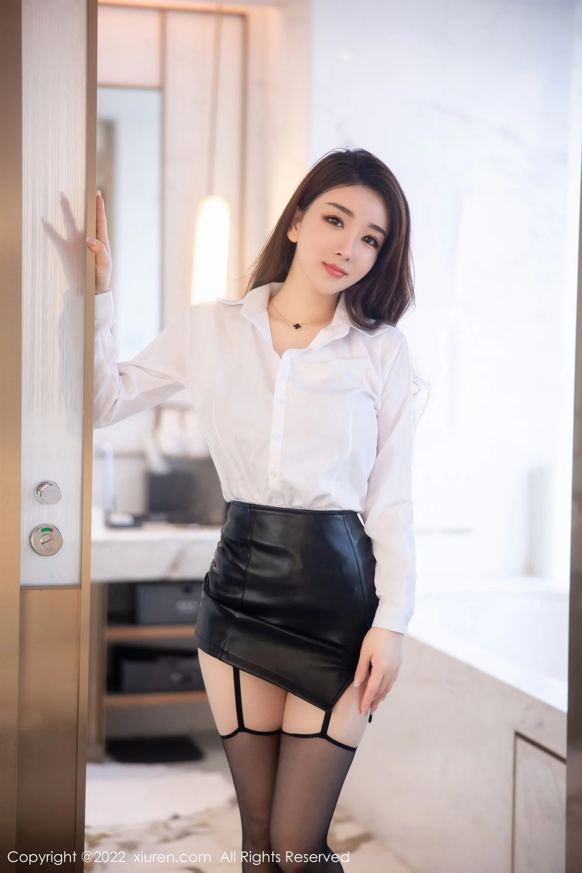 [[XiuRen秀人网]秀人网]No.5916_模特雨儿1494性感白T配黑皮短裙露黑色内衣黑丝吊裙魅惑写真74P