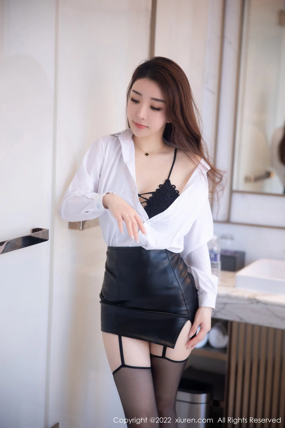 [[XiuRen秀人网]秀人网]No.5916_模特雨儿1494性感白T配黑皮短裙露黑色内衣黑丝吊裙魅惑写真74P
