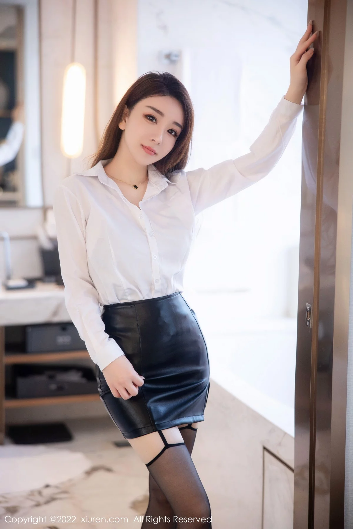 [[XiuRen秀人网]秀人网]No.5916_模特雨儿1494性感白T配黑皮短裙露黑色内衣黑丝吊裙魅惑写真74P