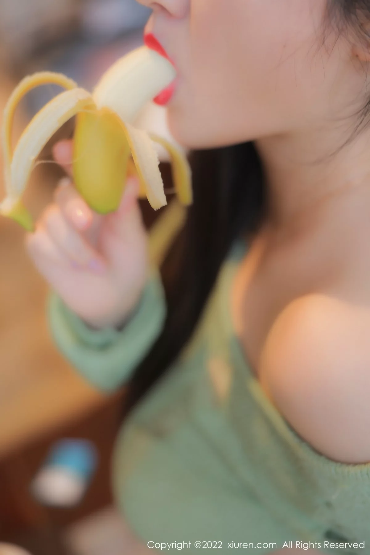 [[XiuRen秀人网]秀人网]No.5919_模特诗诗kiki绿灰上衣配超短牛仔裤半脱秀惹火身段极致诱惑写真79P