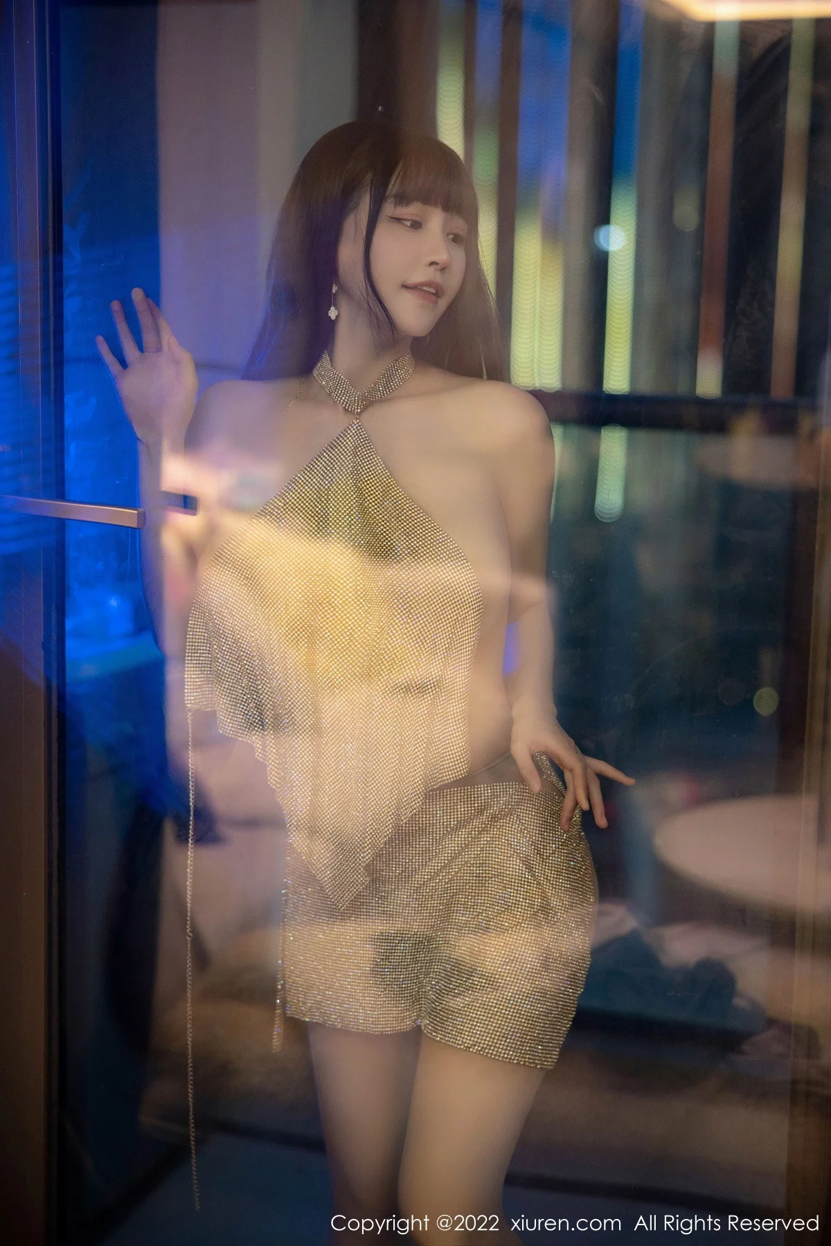 [[XiuRen秀人网]秀人网]No.6044_女神朱可儿Flora大理旅拍金色闪亮连衣短裙秀丰满身材诱惑写真74P