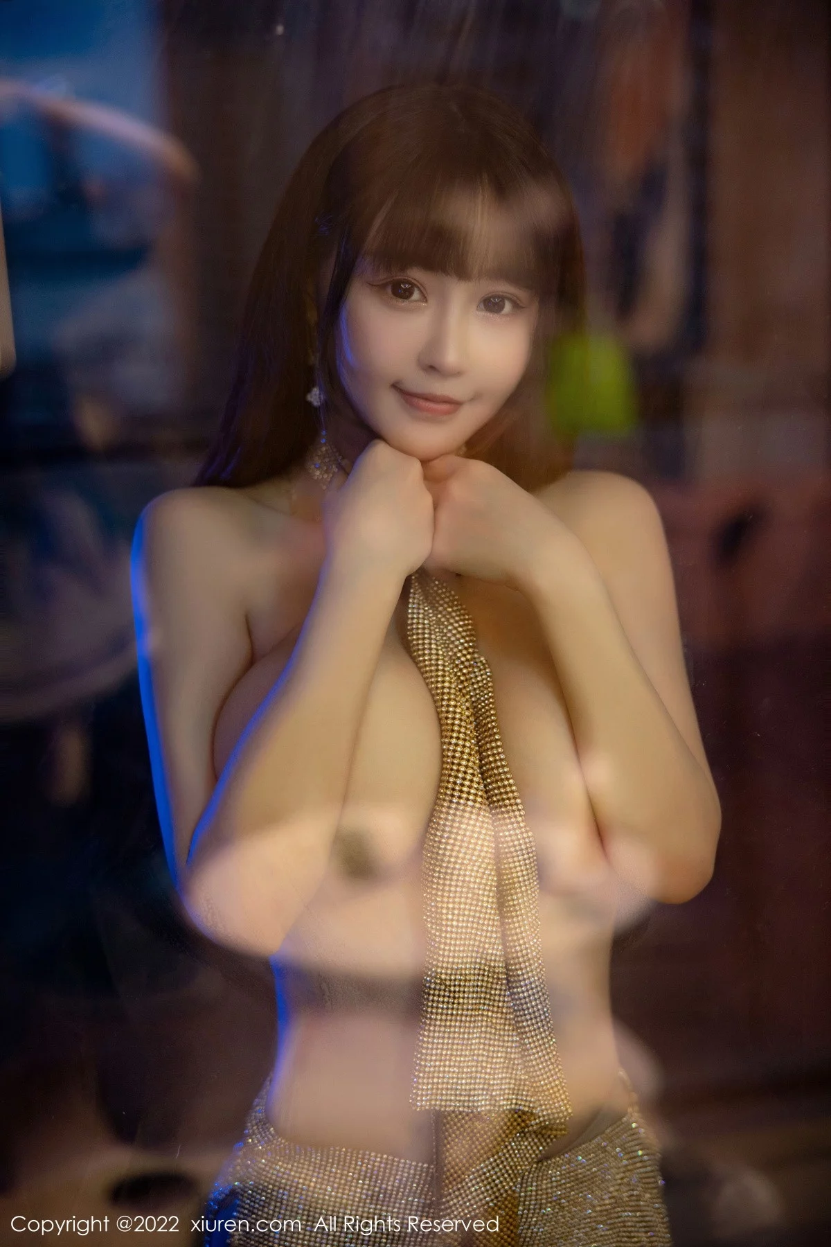 [[XiuRen秀人网]秀人网]No.6044_女神朱可儿Flora大理旅拍金色闪亮连衣短裙秀丰满身材诱惑写真74P