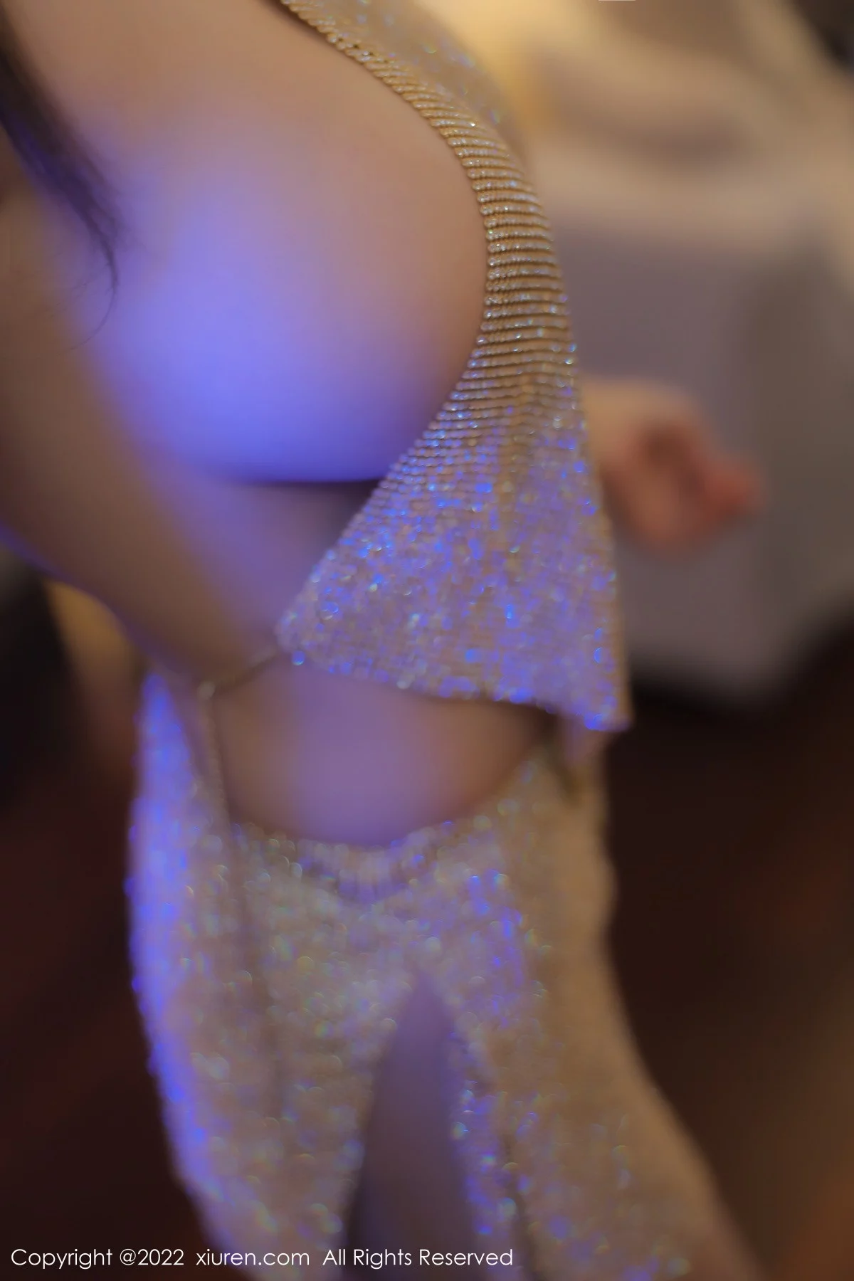 [[XiuRen秀人网]秀人网]No.6044_女神朱可儿Flora大理旅拍金色闪亮连衣短裙秀丰满身材诱惑写真74P