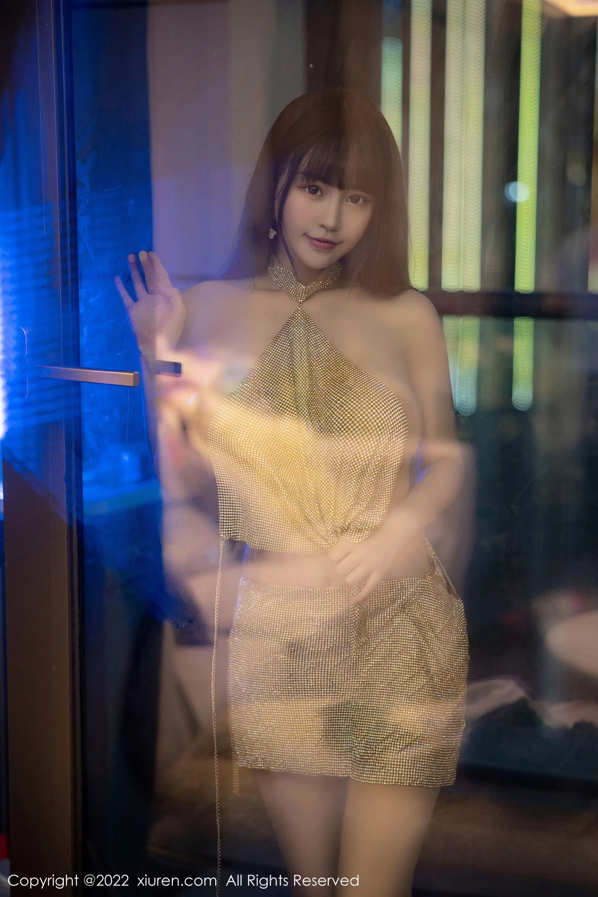 [[XiuRen秀人网]秀人网]No.6044_女神朱可儿Flora大理旅拍金色闪亮连衣短裙秀丰满身材诱惑写真74P