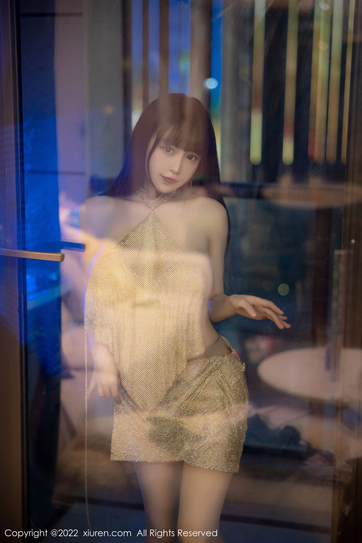 [[XiuRen秀人网]秀人网]No.6044_女神朱可儿Flora大理旅拍金色闪亮连衣短裙秀丰满身材诱惑写真74P