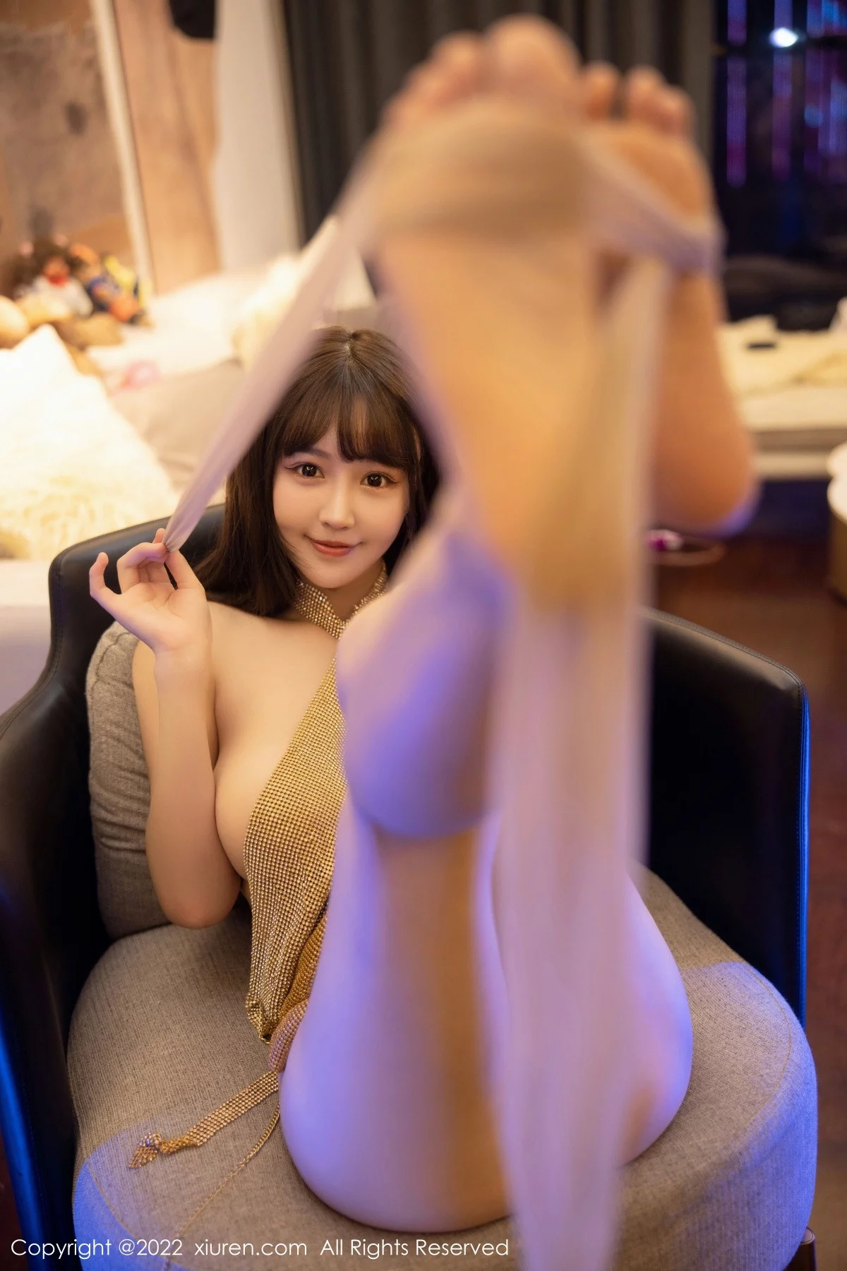 [[XiuRen秀人网]秀人网]No.6044_女神朱可儿Flora大理旅拍金色闪亮连衣短裙秀丰满身材诱惑写真74P