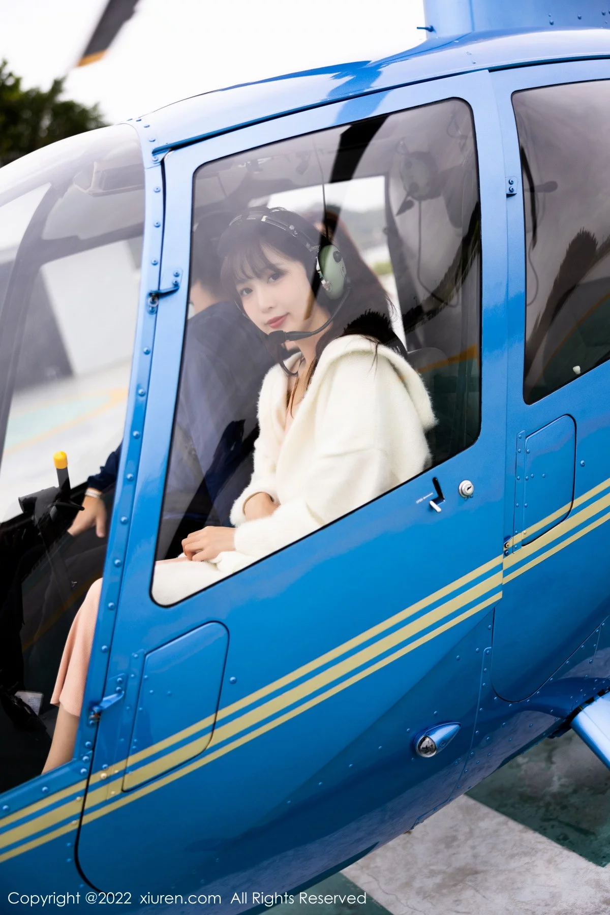 [[XiuRen秀人网]秀人网]No.6052_模特林星阑脱白色长外套露淡红色吊带长裙配原色丝袜迷人写真82P