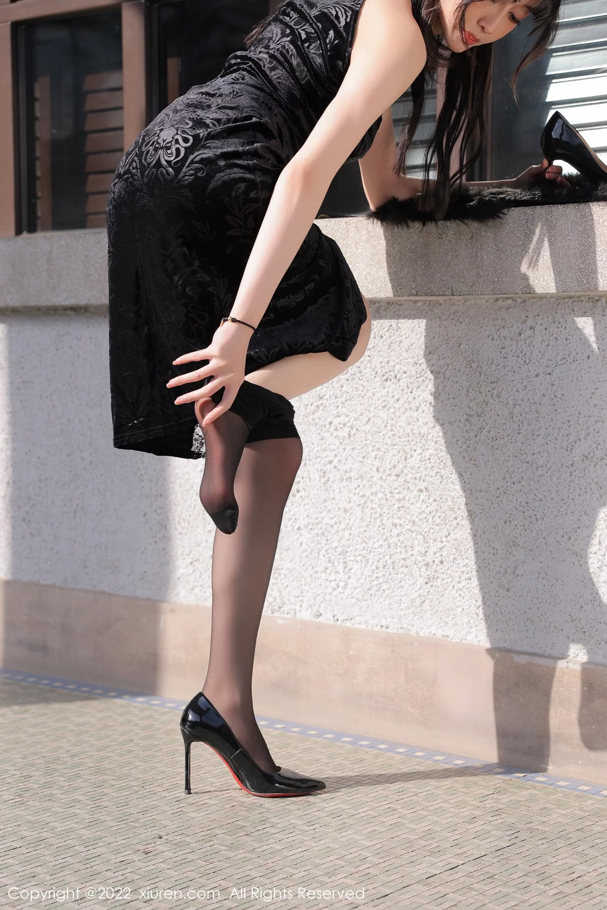 [[XiuRen秀人网]秀人网]No.6050_模特玥儿玥er性感黑色露肩旗袍配超薄黑丝秀曼妙身姿迷人写真62P