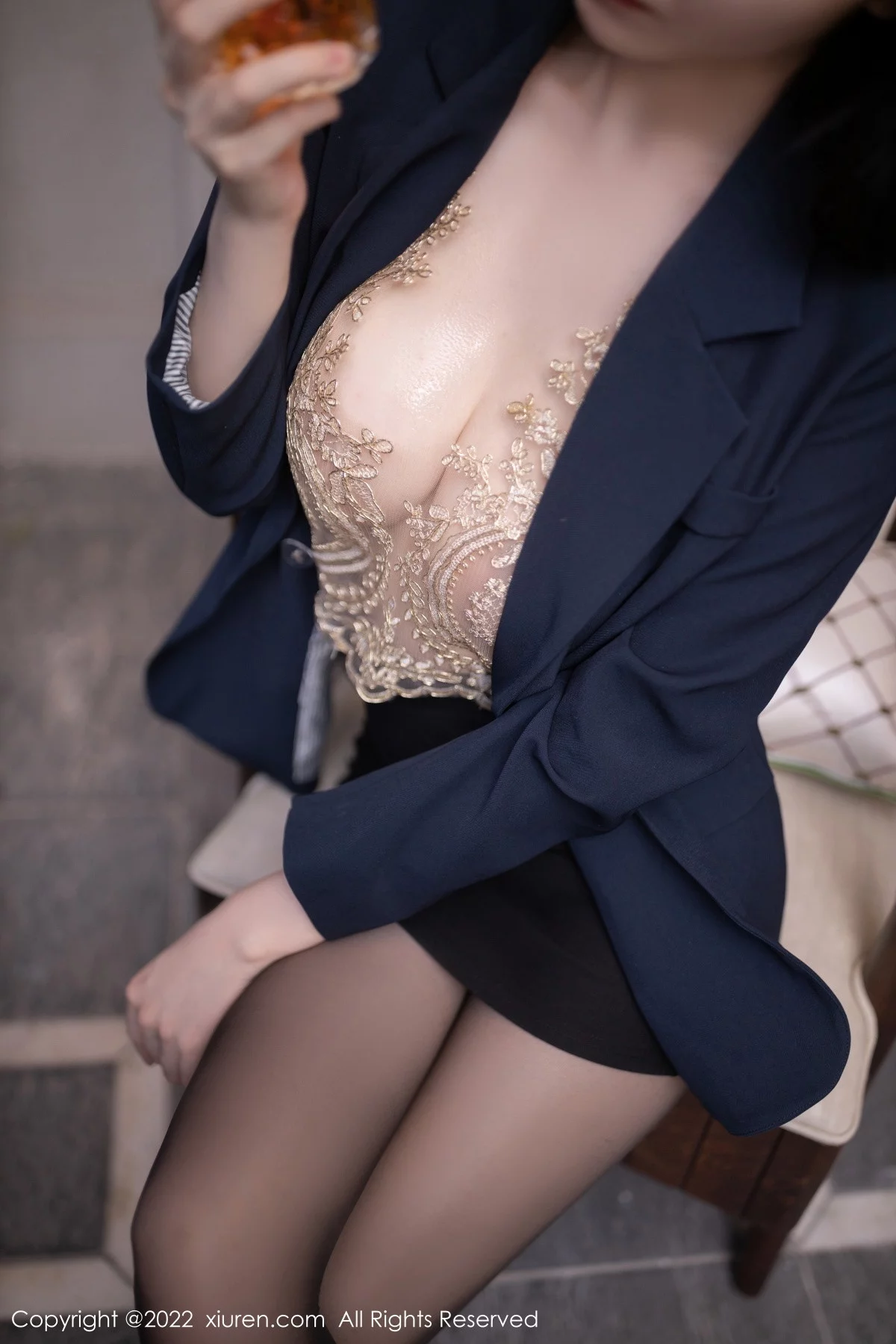 [[XiuRen秀人网]秀人网]No.6051_模特安然anran半脱外衣露缕空金色蕾丝内衣秀惹火身材诱惑写真81P