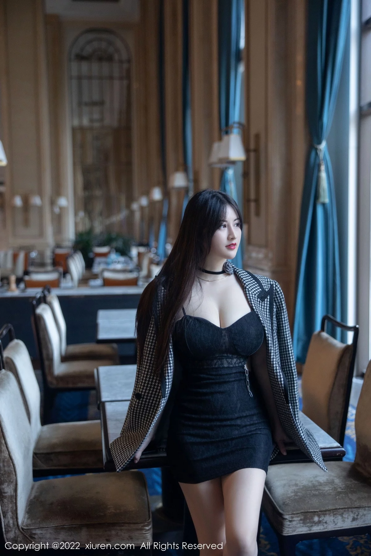 [[XiuRen秀人网]秀人网]No.6049_模特诗诗kiki脱黑色吊带连衣短裙露粉色内衣秀丰满身材诱惑写真70P