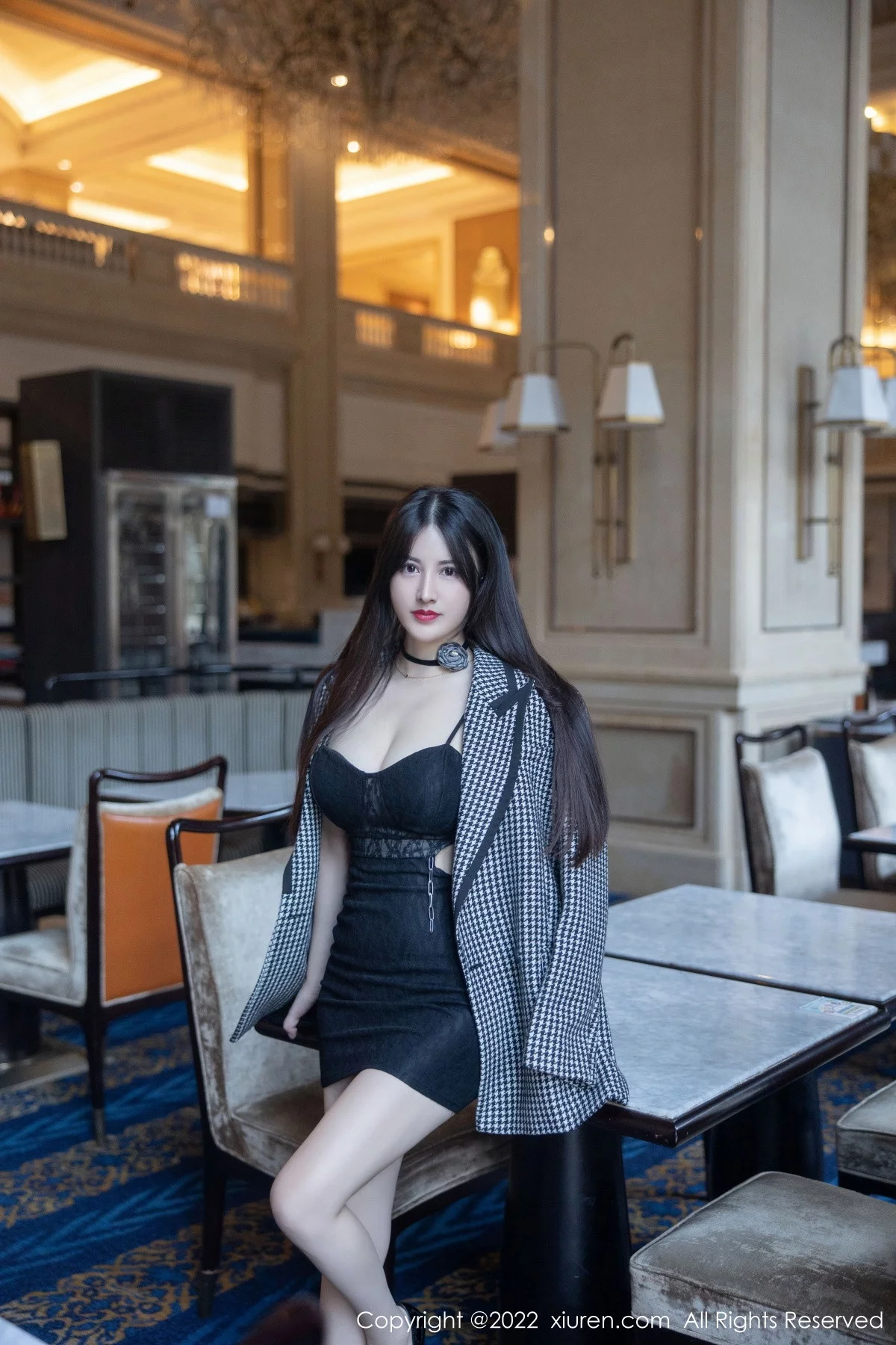 [[XiuRen秀人网]秀人网]No.6049_模特诗诗kiki脱黑色吊带连衣短裙露粉色内衣秀丰满身材诱惑写真70P