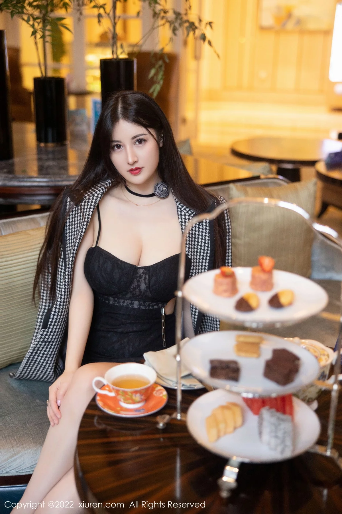 [[XiuRen秀人网]秀人网]No.6049_模特诗诗kiki脱黑色吊带连衣短裙露粉色内衣秀丰满身材诱惑写真70P