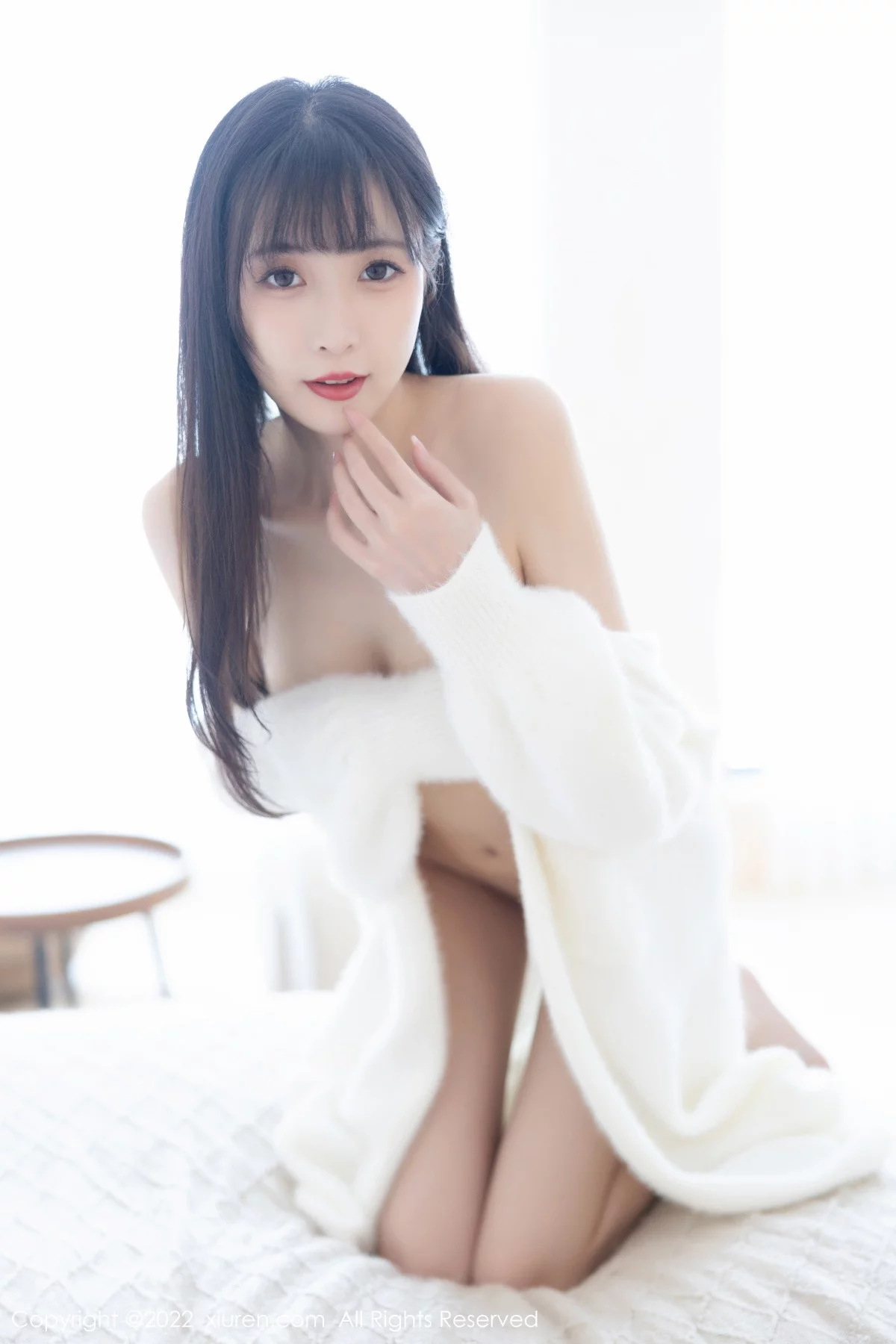 [[XiuRen秀人网]秀人网]No.6052_模特林星阑脱白色长外套露淡红色吊带长裙配原色丝袜迷人写真82P