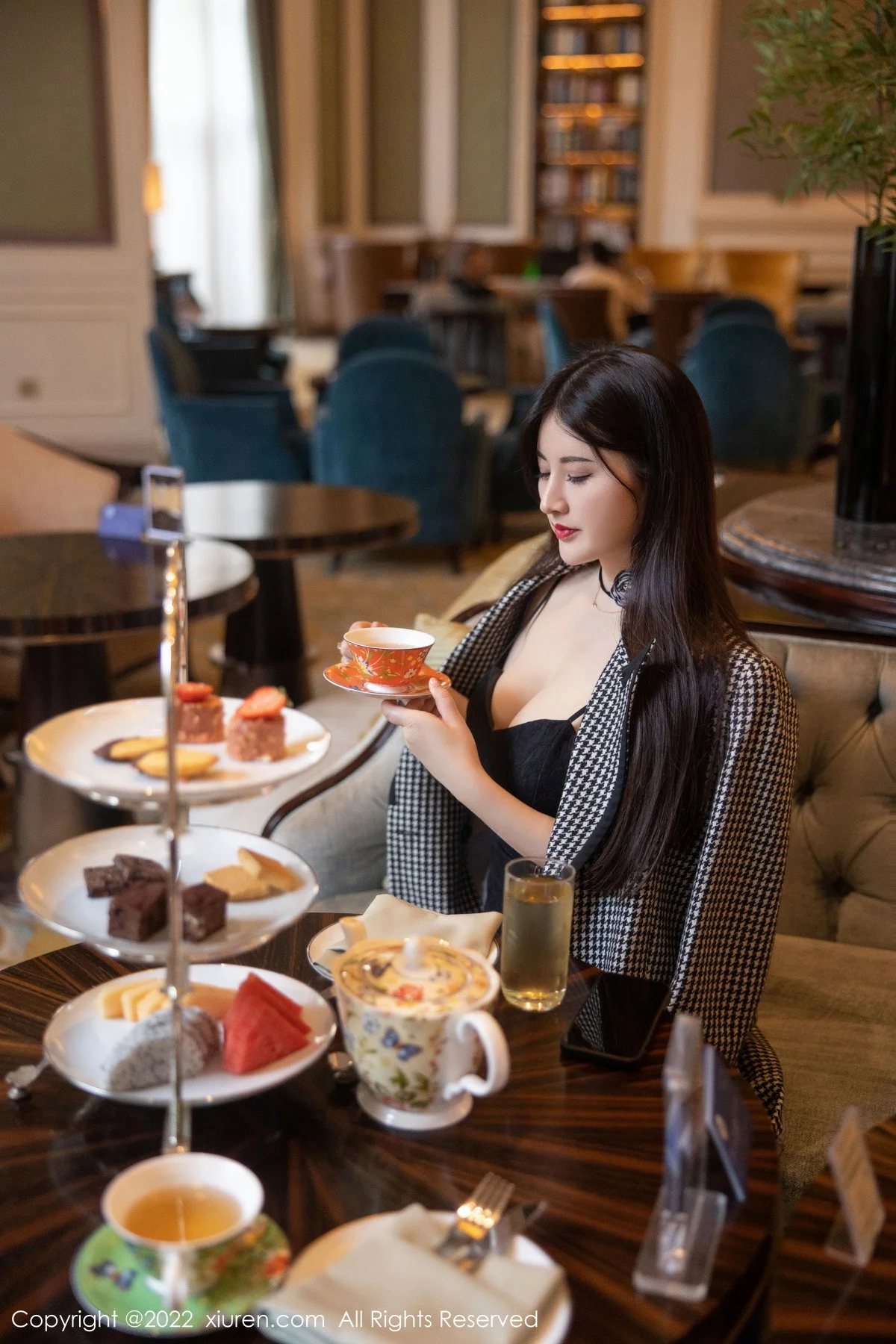 [[XiuRen秀人网]秀人网]No.6049_模特诗诗kiki脱黑色吊带连衣短裙露粉色内衣秀丰满身材诱惑写真70P