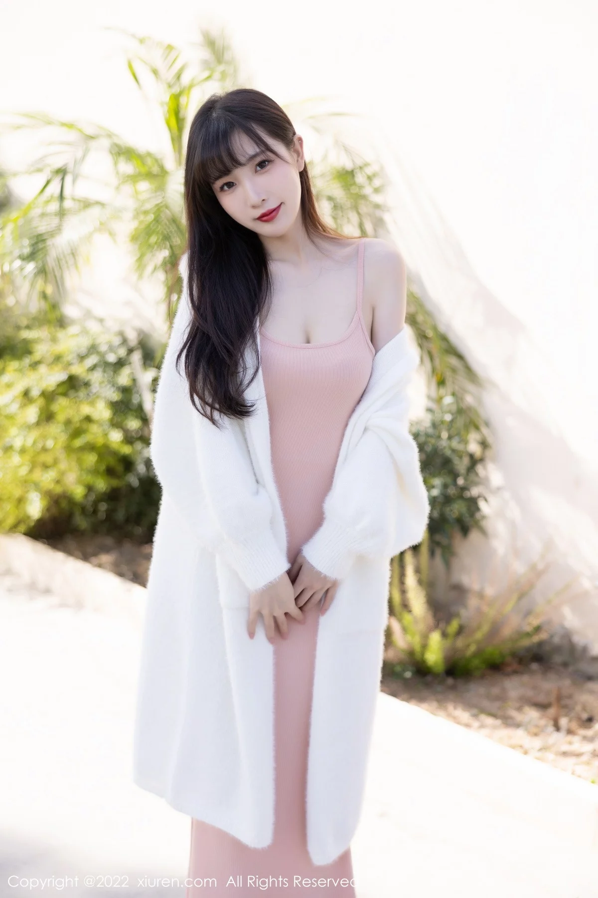 [[XiuRen秀人网]秀人网]No.6052_模特林星阑脱白色长外套露淡红色吊带长裙配原色丝袜迷人写真82P