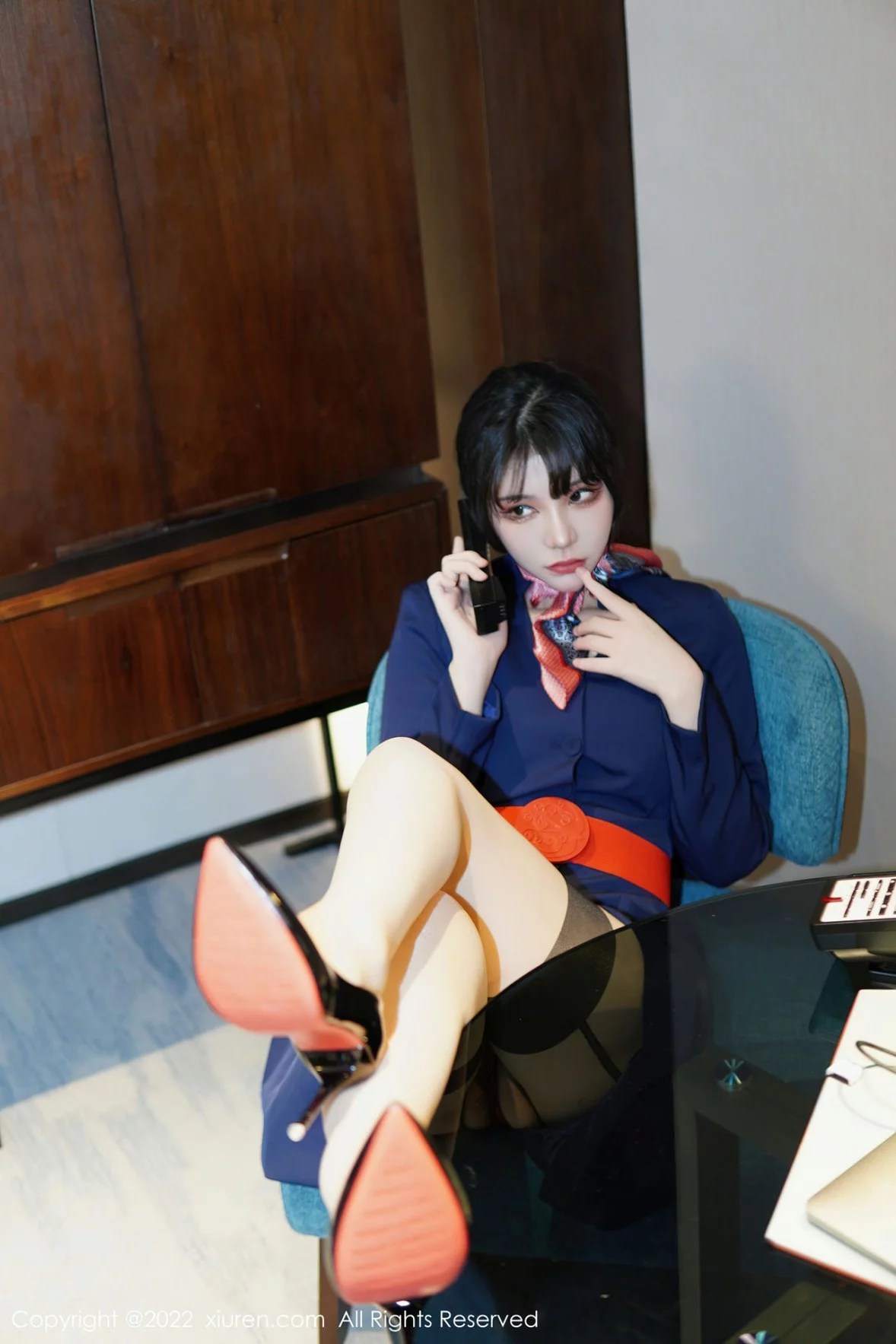 [[XiuRen秀人网]秀人网]No.6048_模特桃桃子_脱深蓝空姐制服露红色蕾丝内衣秀曼妙身姿诱惑写真82P