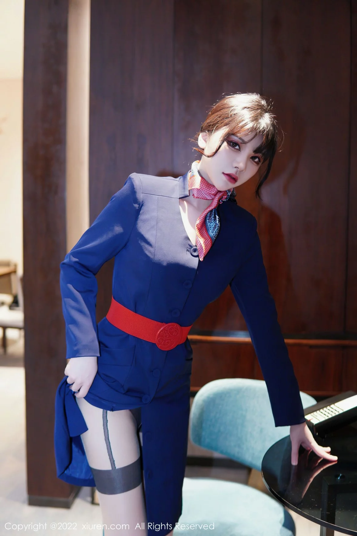 [[XiuRen秀人网]秀人网]No.6048_模特桃桃子_脱深蓝空姐制服露红色蕾丝内衣秀曼妙身姿诱惑写真82P