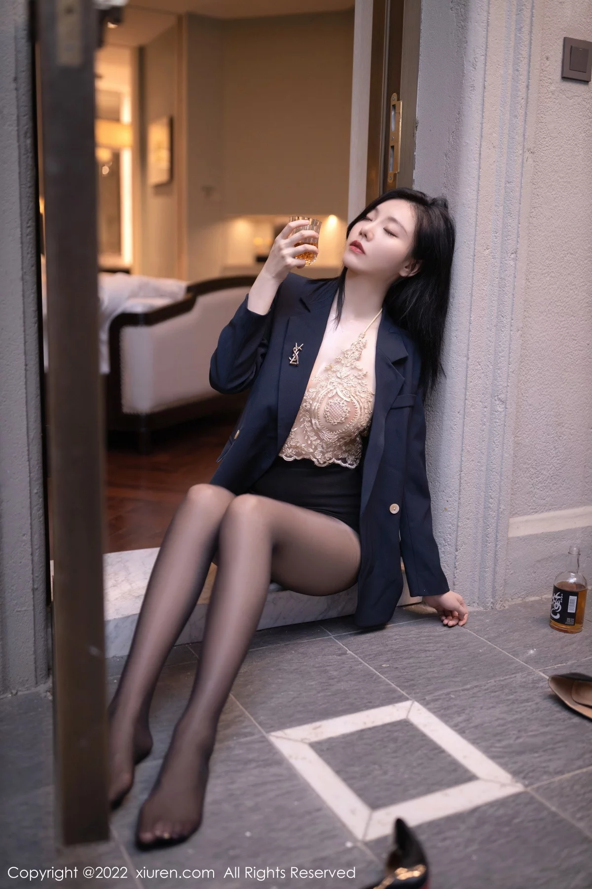 [[XiuRen秀人网]秀人网]No.6051_模特安然anran半脱外衣露缕空金色蕾丝内衣秀惹火身材诱惑写真81P