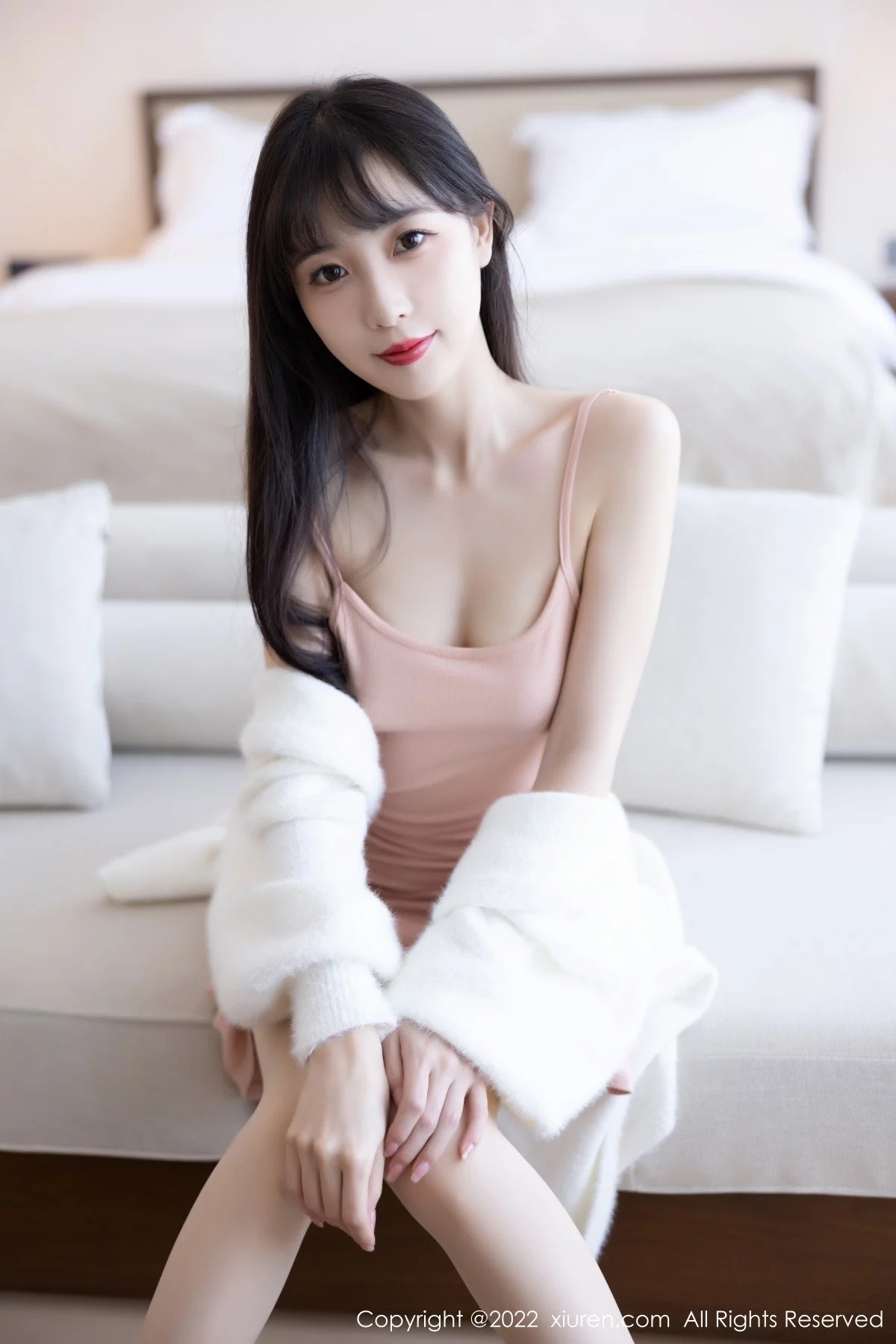 [[XiuRen秀人网]秀人网]No.6052_模特林星阑脱白色长外套露淡红色吊带长裙配原色丝袜迷人写真82P