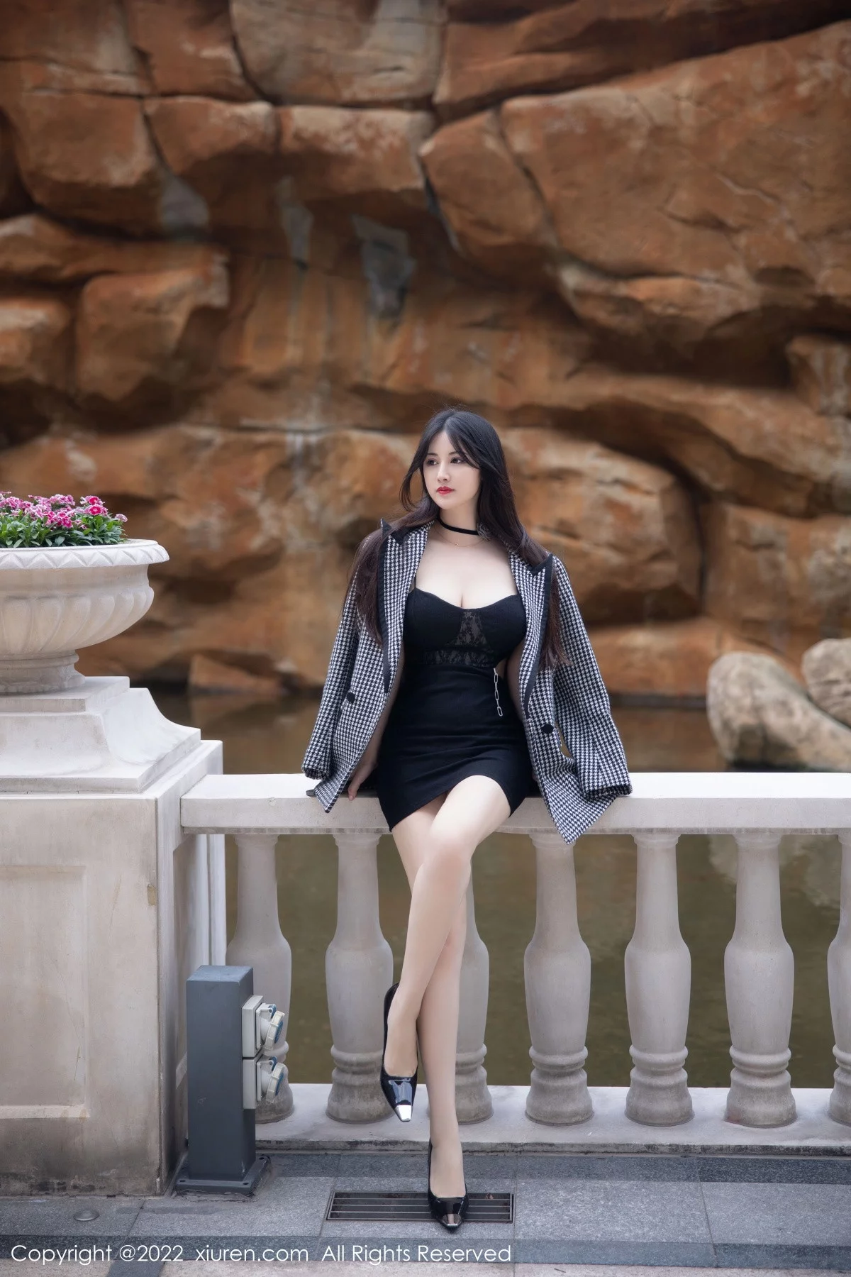 [[XiuRen秀人网]秀人网]No.6049_模特诗诗kiki脱黑色吊带连衣短裙露粉色内衣秀丰满身材诱惑写真70P