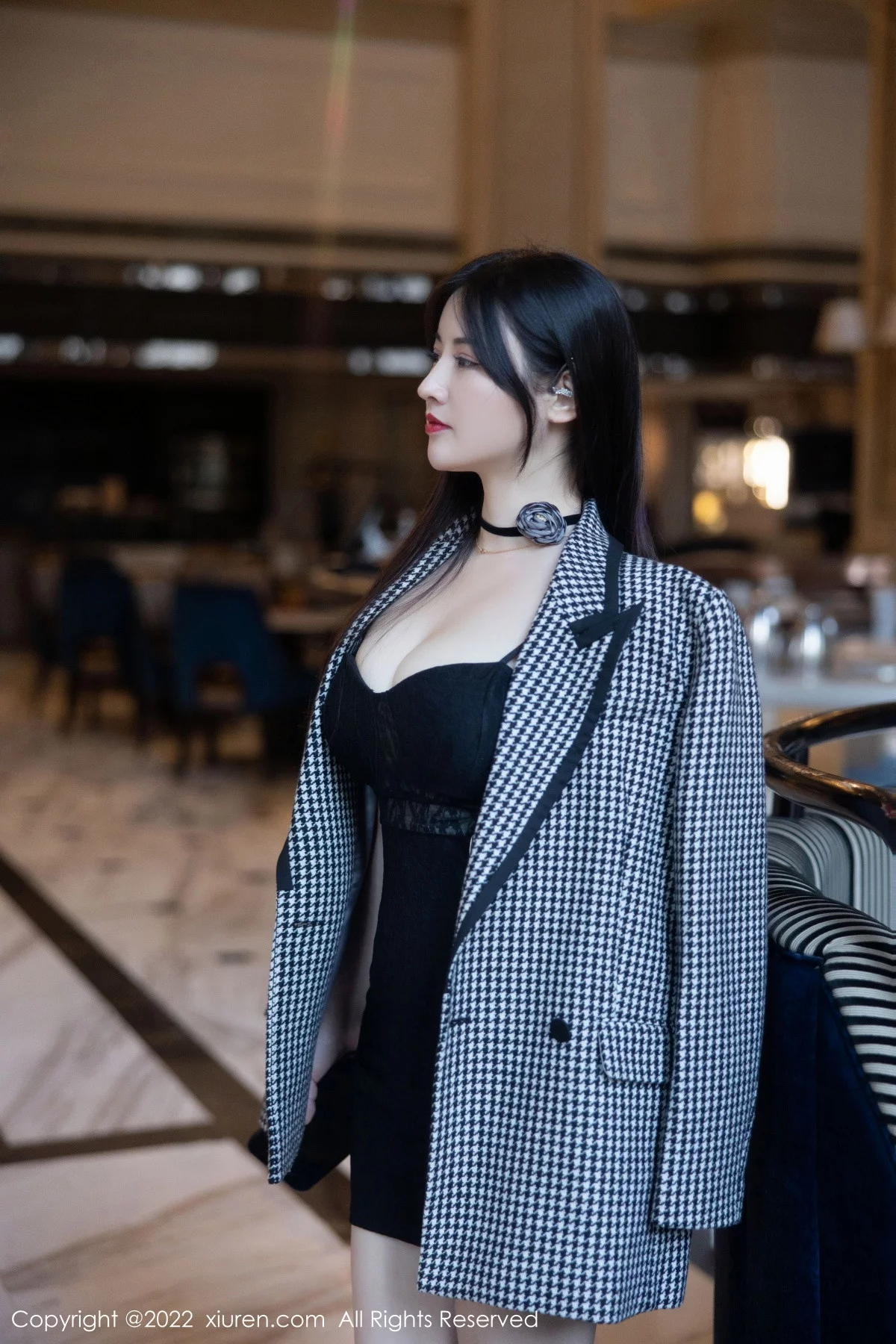 [[XiuRen秀人网]秀人网]No.6049_模特诗诗kiki脱黑色吊带连衣短裙露粉色内衣秀丰满身材诱惑写真70P