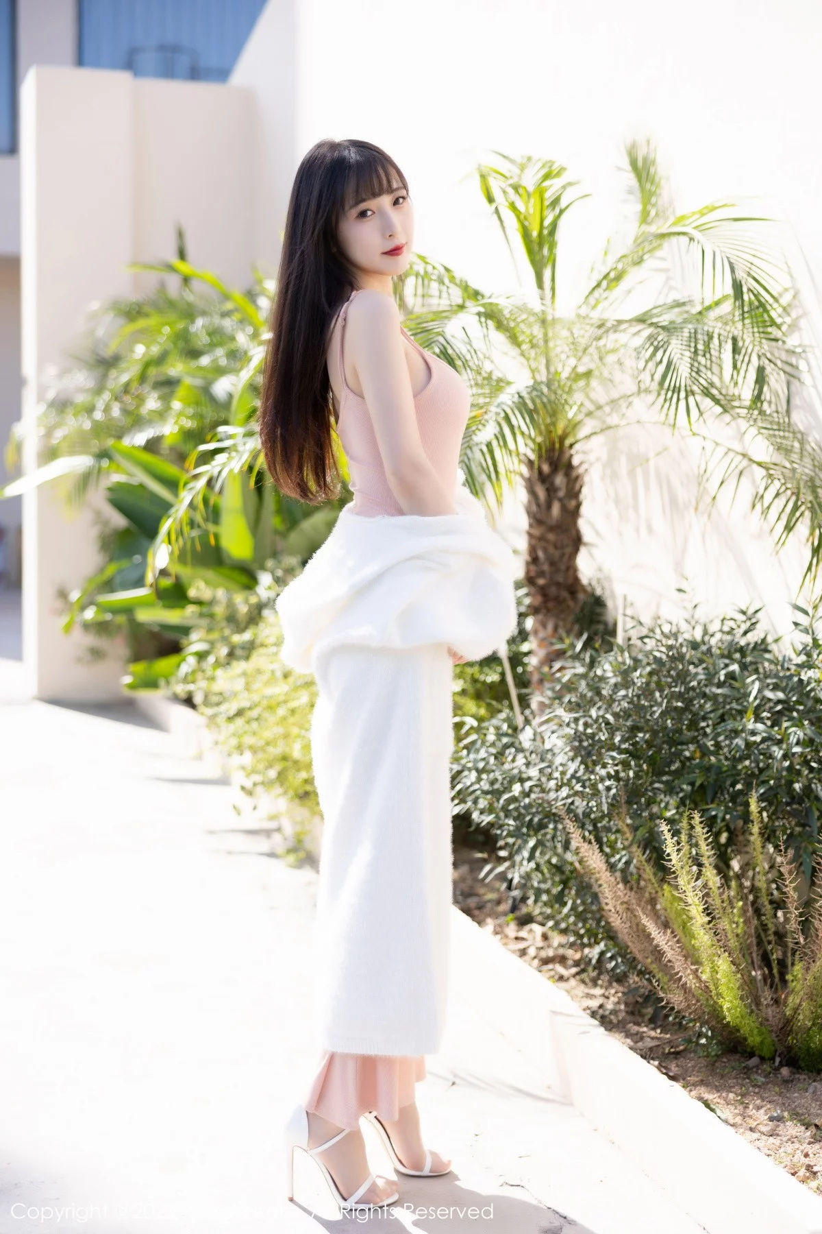 [[XiuRen秀人网]秀人网]No.6052_模特林星阑脱白色长外套露淡红色吊带长裙配原色丝袜迷人写真82P