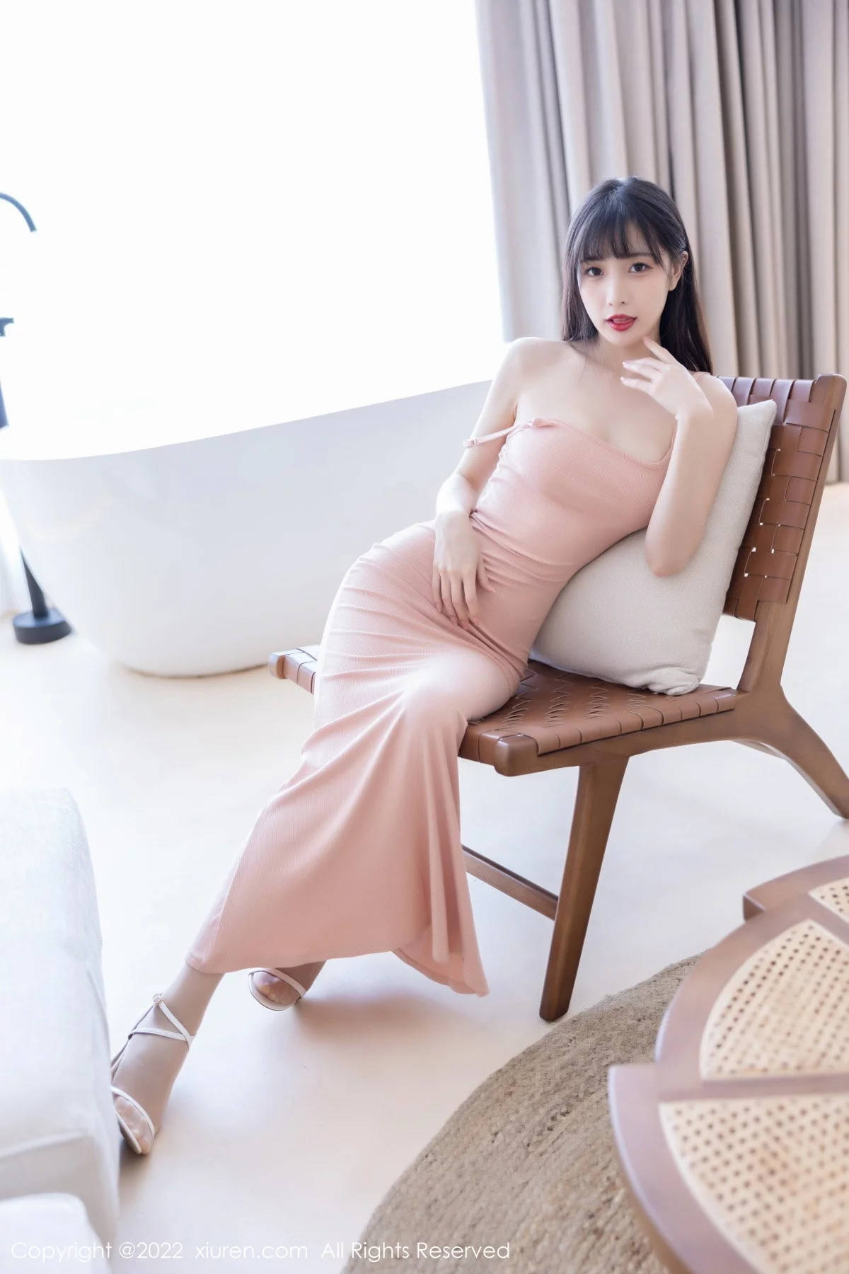 [[XiuRen秀人网]秀人网]No.6052_模特林星阑脱白色长外套露淡红色吊带长裙配原色丝袜迷人写真82P