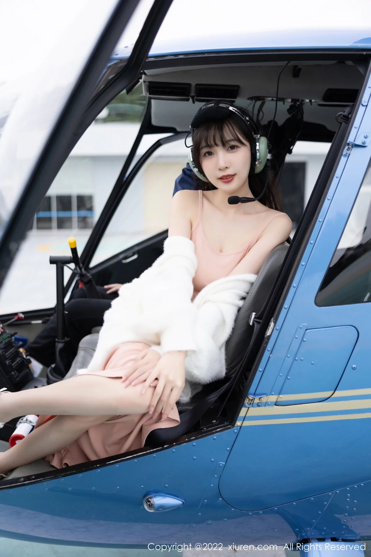 [[XiuRen秀人网]秀人网]No.6052_模特林星阑脱白色长外套露淡红色吊带长裙配原色丝袜迷人写真82P