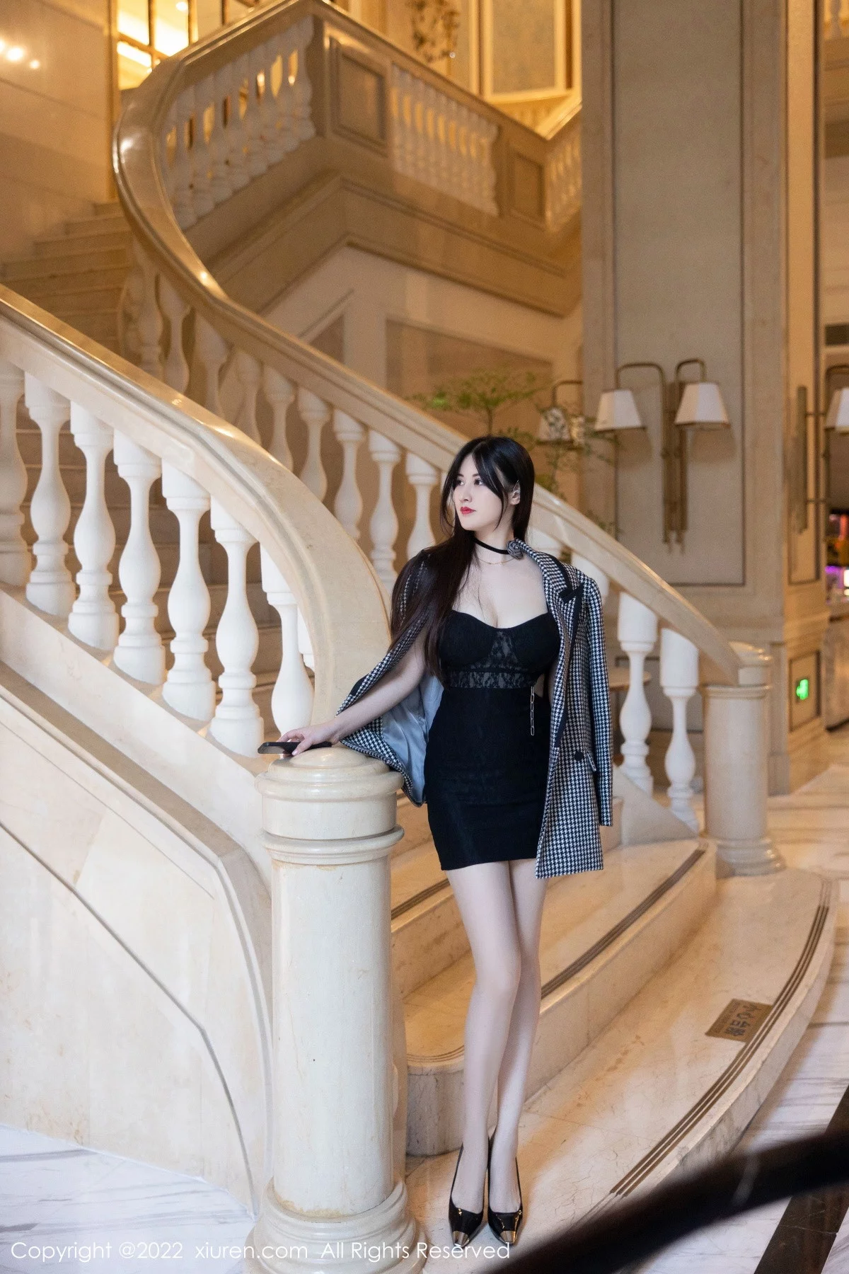 [[XiuRen秀人网]秀人网]No.6049_模特诗诗kiki脱黑色吊带连衣短裙露粉色内衣秀丰满身材诱惑写真70P