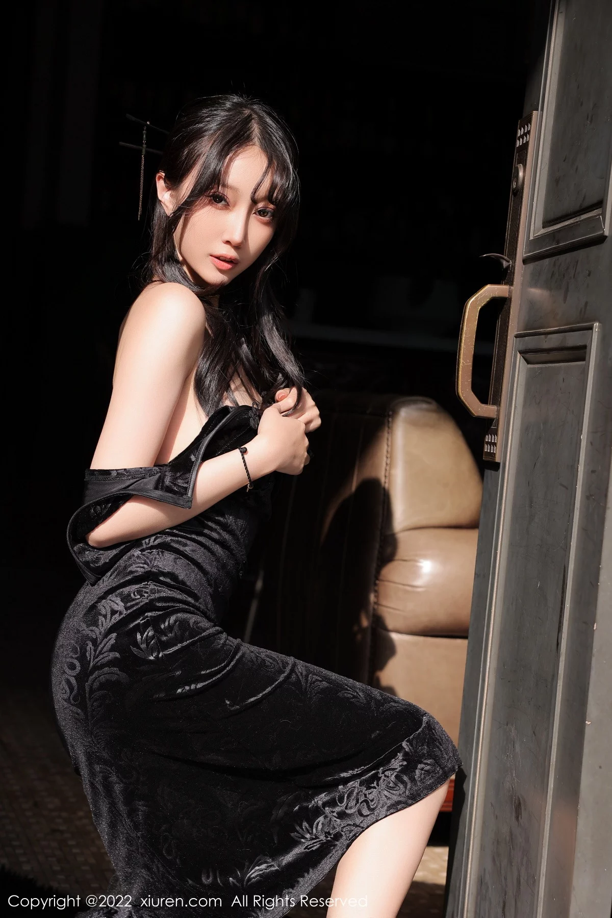 [[XiuRen秀人网]秀人网]No.6050_模特玥儿玥er性感黑色露肩旗袍配超薄黑丝秀曼妙身姿迷人写真62P
