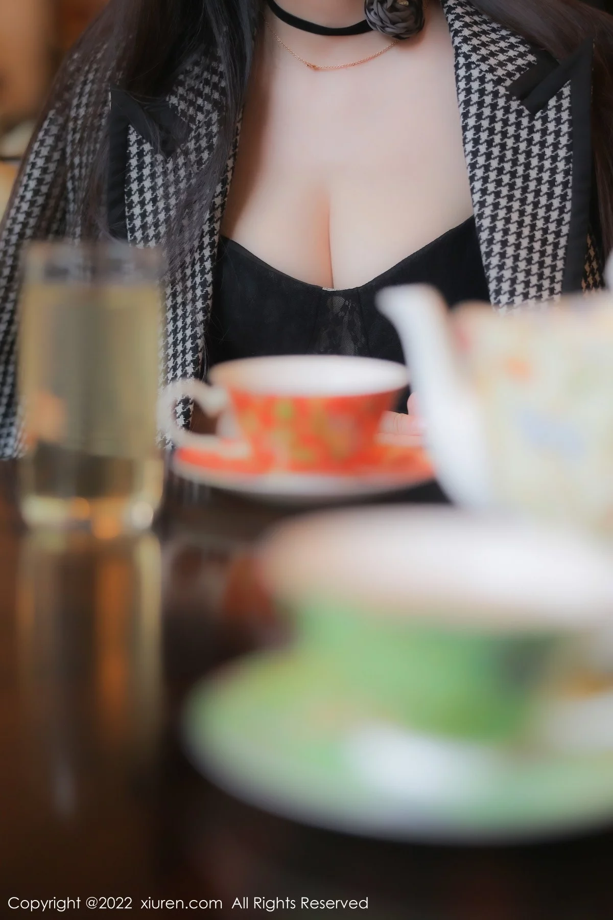 [[XiuRen秀人网]秀人网]No.6049_模特诗诗kiki脱黑色吊带连衣短裙露粉色内衣秀丰满身材诱惑写真70P