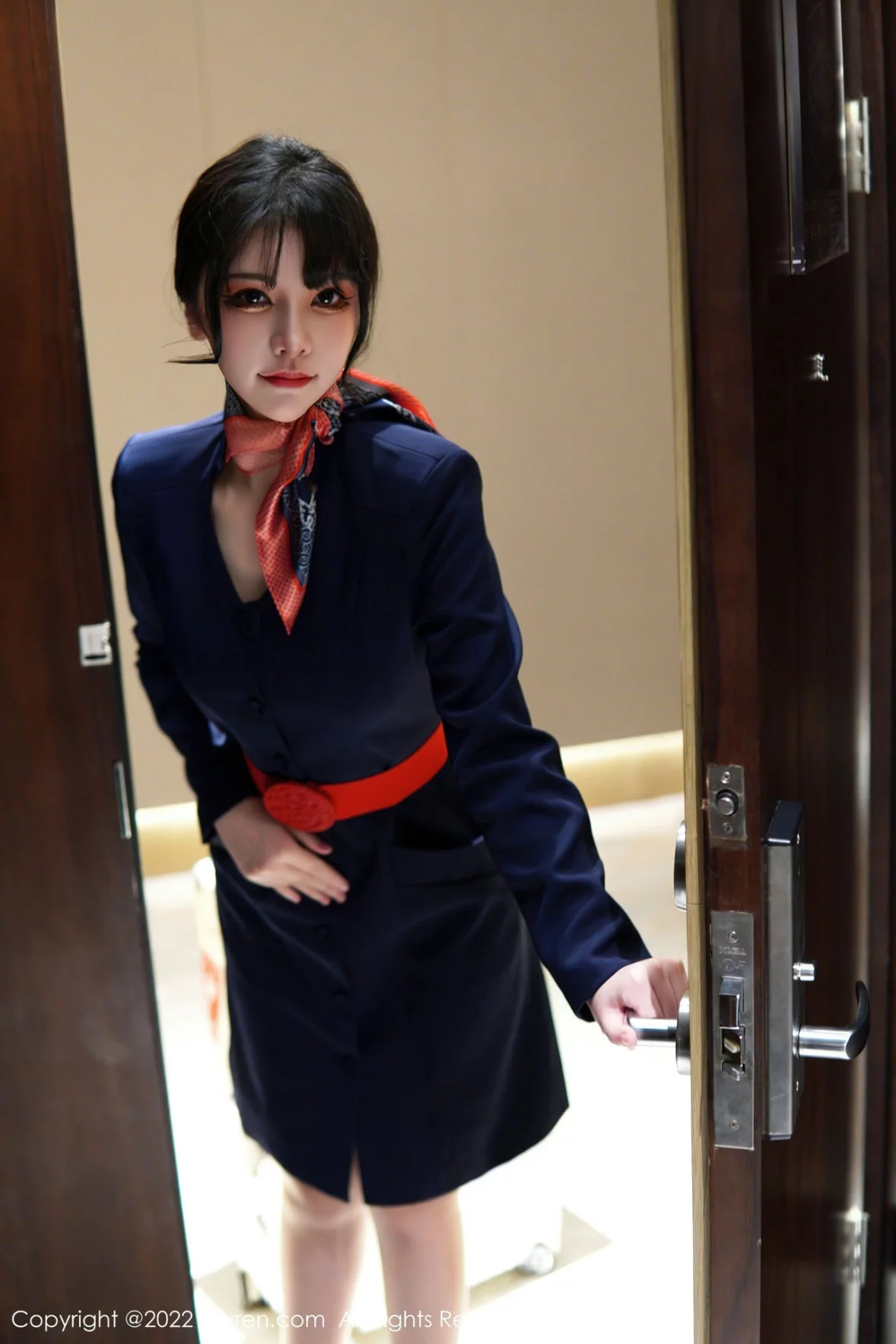 [[XiuRen秀人网]秀人网]No.6048_模特桃桃子_脱深蓝空姐制服露红色蕾丝内衣秀曼妙身姿诱惑写真82P