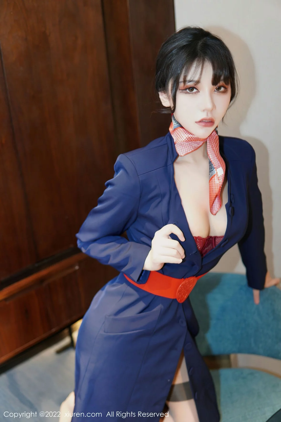 [[XiuRen秀人网]秀人网]No.6048_模特桃桃子_脱深蓝空姐制服露红色蕾丝内衣秀曼妙身姿诱惑写真82P