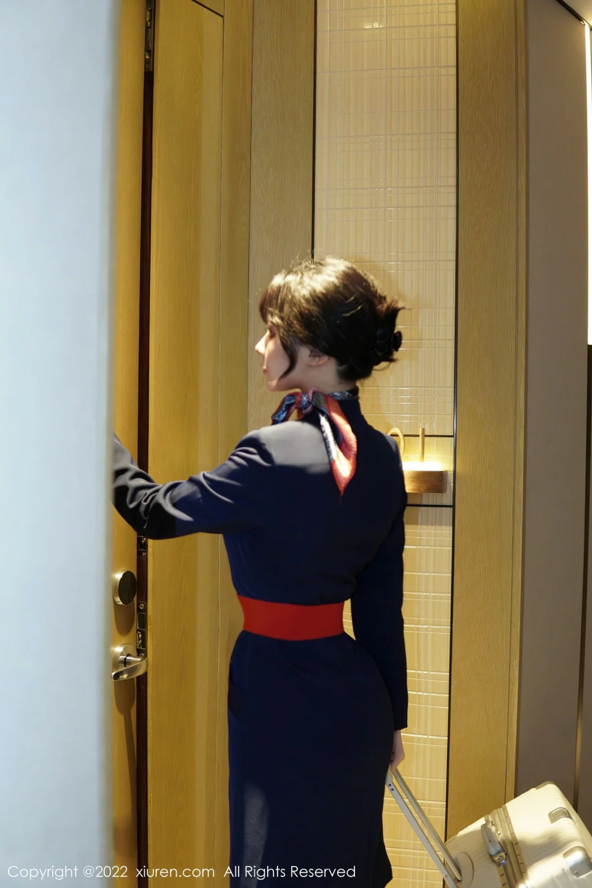 [[XiuRen秀人网]秀人网]No.6048_模特桃桃子_脱深蓝空姐制服露红色蕾丝内衣秀曼妙身姿诱惑写真82P