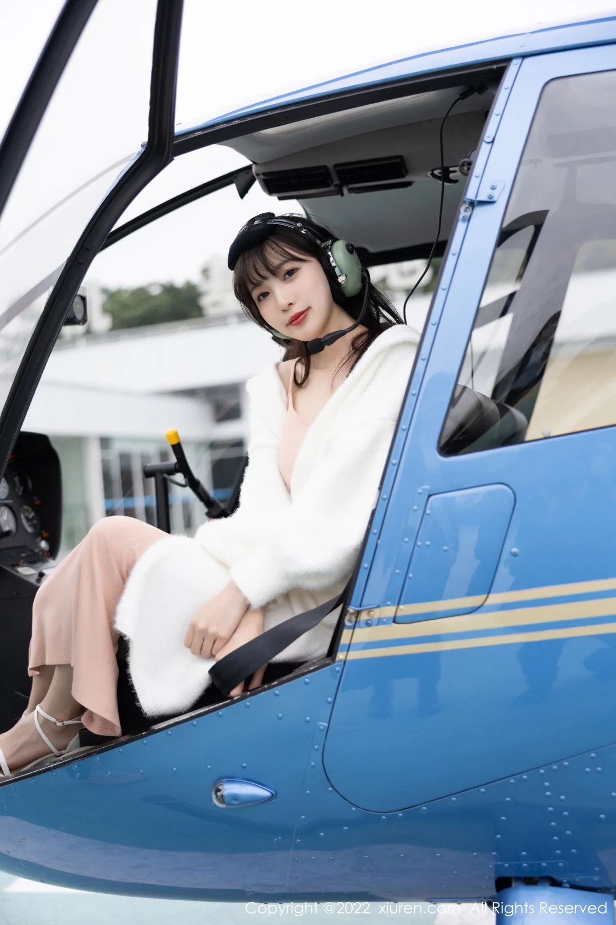 [[XiuRen秀人网]秀人网]No.6052_模特林星阑脱白色长外套露淡红色吊带长裙配原色丝袜迷人写真82P