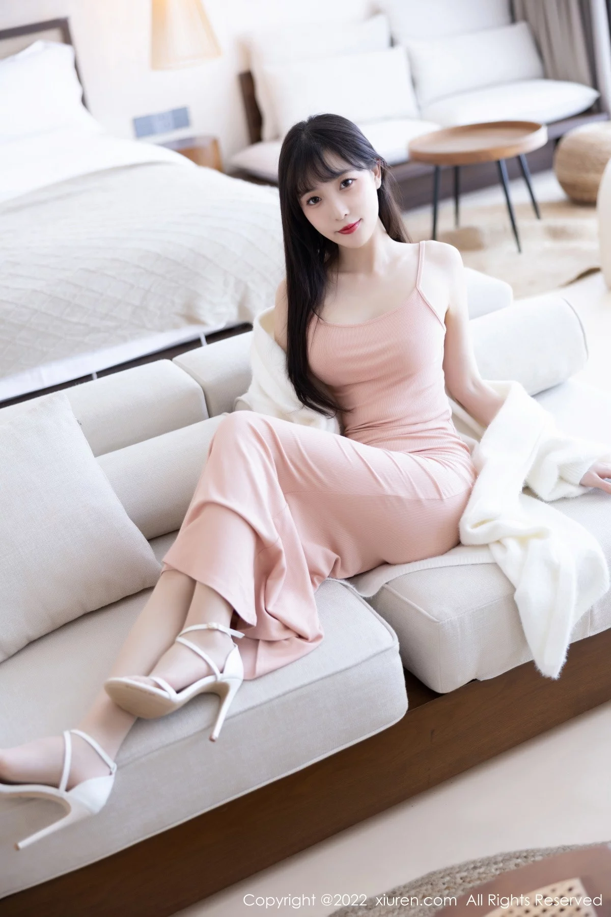 [[XiuRen秀人网]秀人网]No.6052_模特林星阑脱白色长外套露淡红色吊带长裙配原色丝袜迷人写真82P