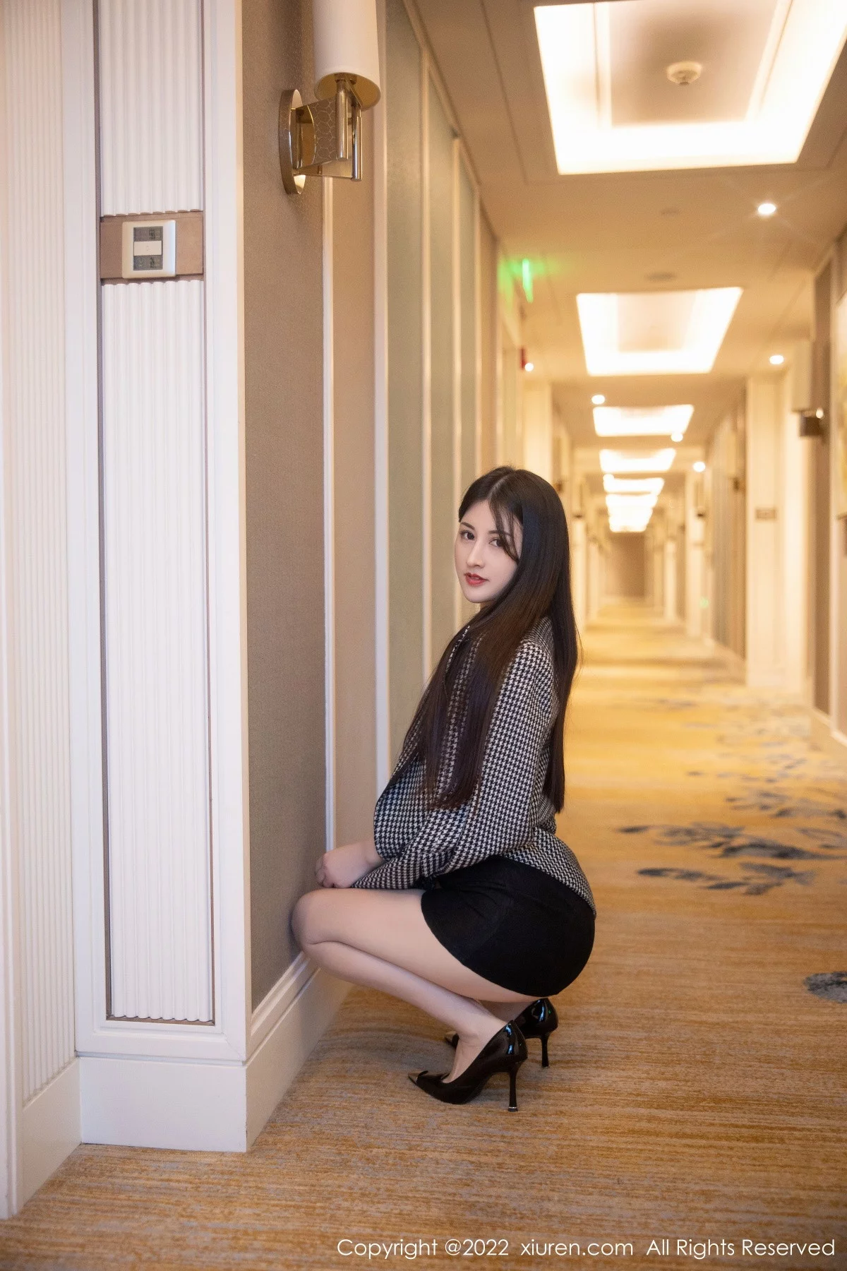 [[XiuRen秀人网]秀人网]No.6049_模特诗诗kiki脱黑色吊带连衣短裙露粉色内衣秀丰满身材诱惑写真70P