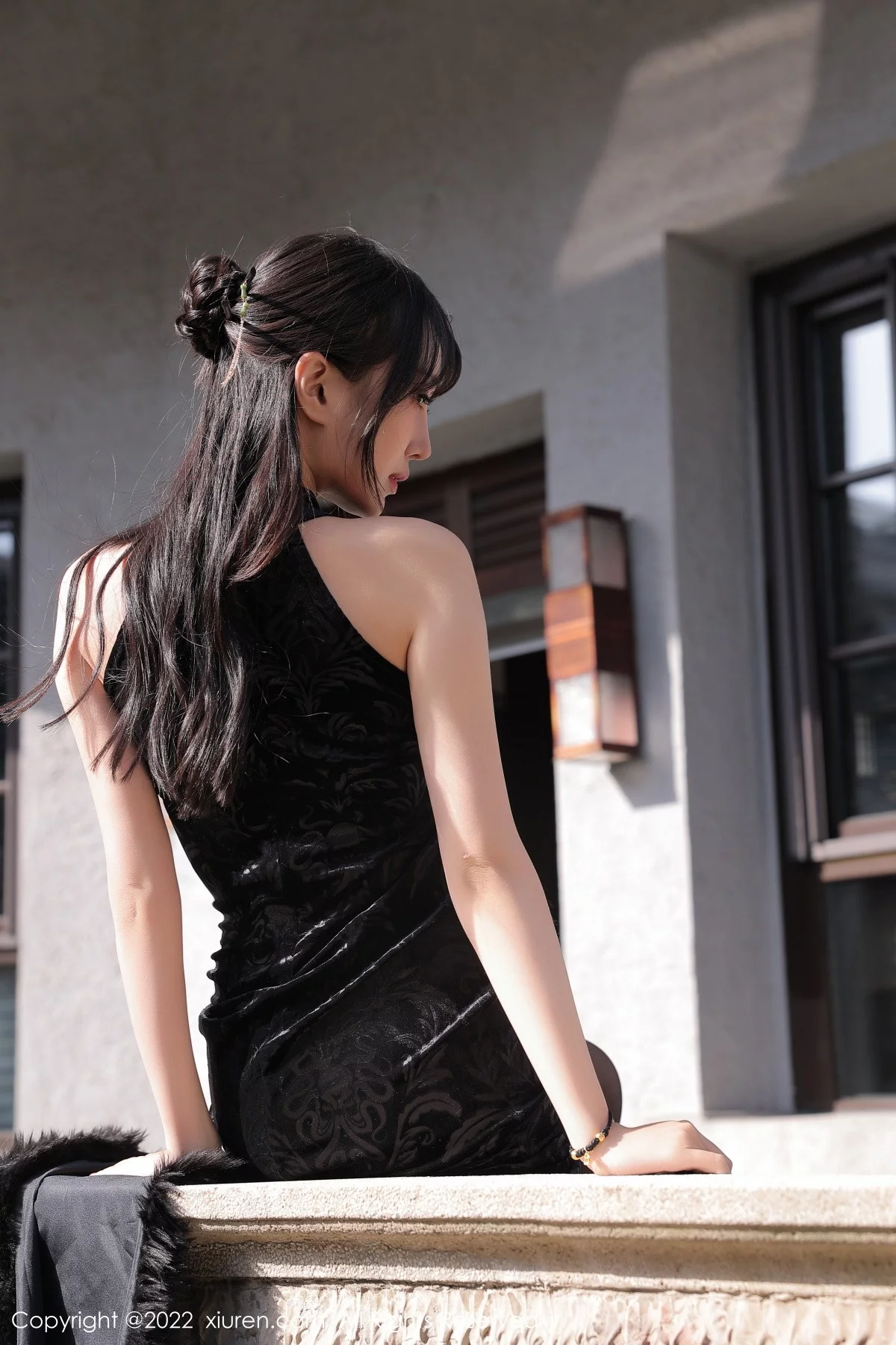 [[XiuRen秀人网]秀人网]No.6050_模特玥儿玥er性感黑色露肩旗袍配超薄黑丝秀曼妙身姿迷人写真62P