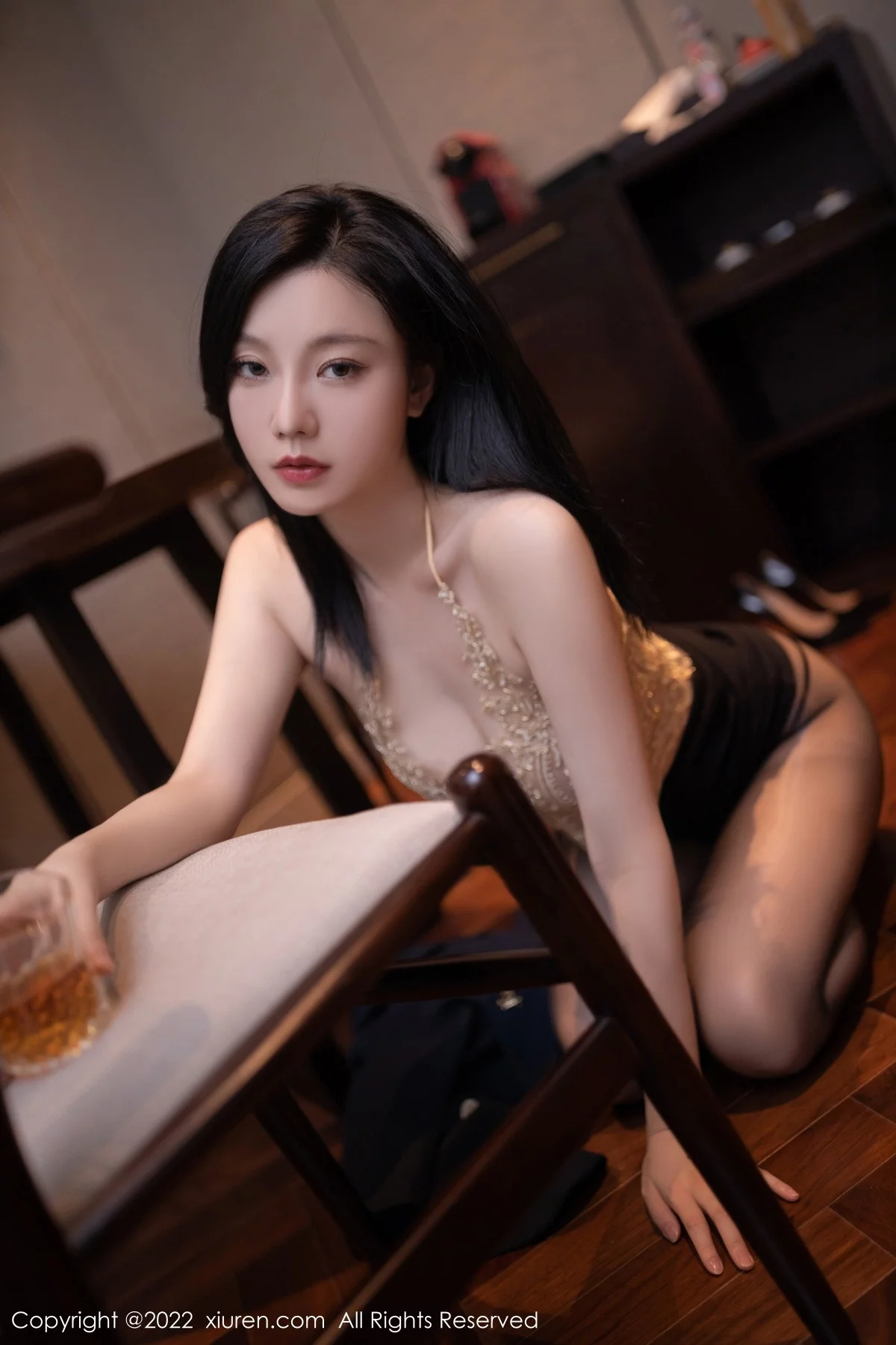 [[XiuRen秀人网]秀人网]No.6051_模特安然anran半脱外衣露缕空金色蕾丝内衣秀惹火身材诱惑写真81P