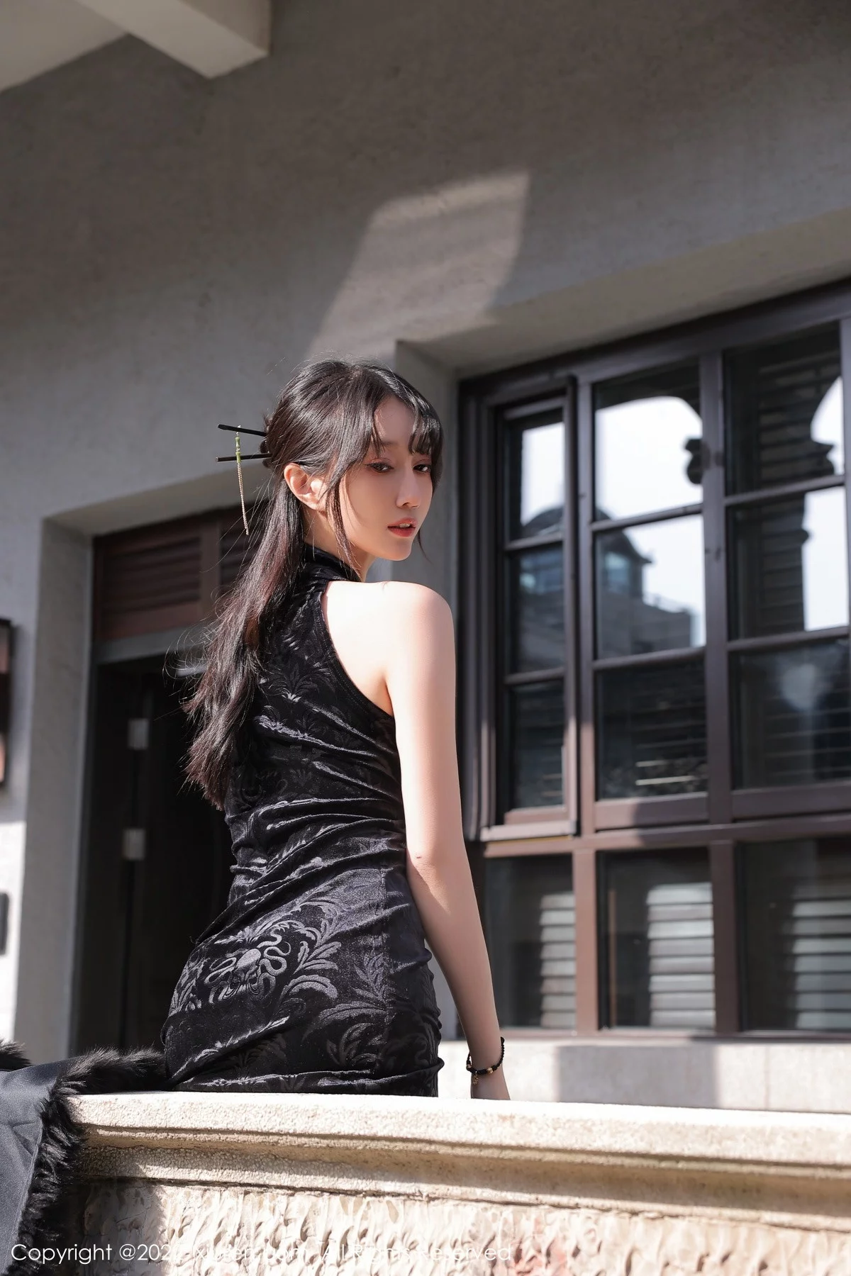 [[XiuRen秀人网]秀人网]No.6050_模特玥儿玥er性感黑色露肩旗袍配超薄黑丝秀曼妙身姿迷人写真62P